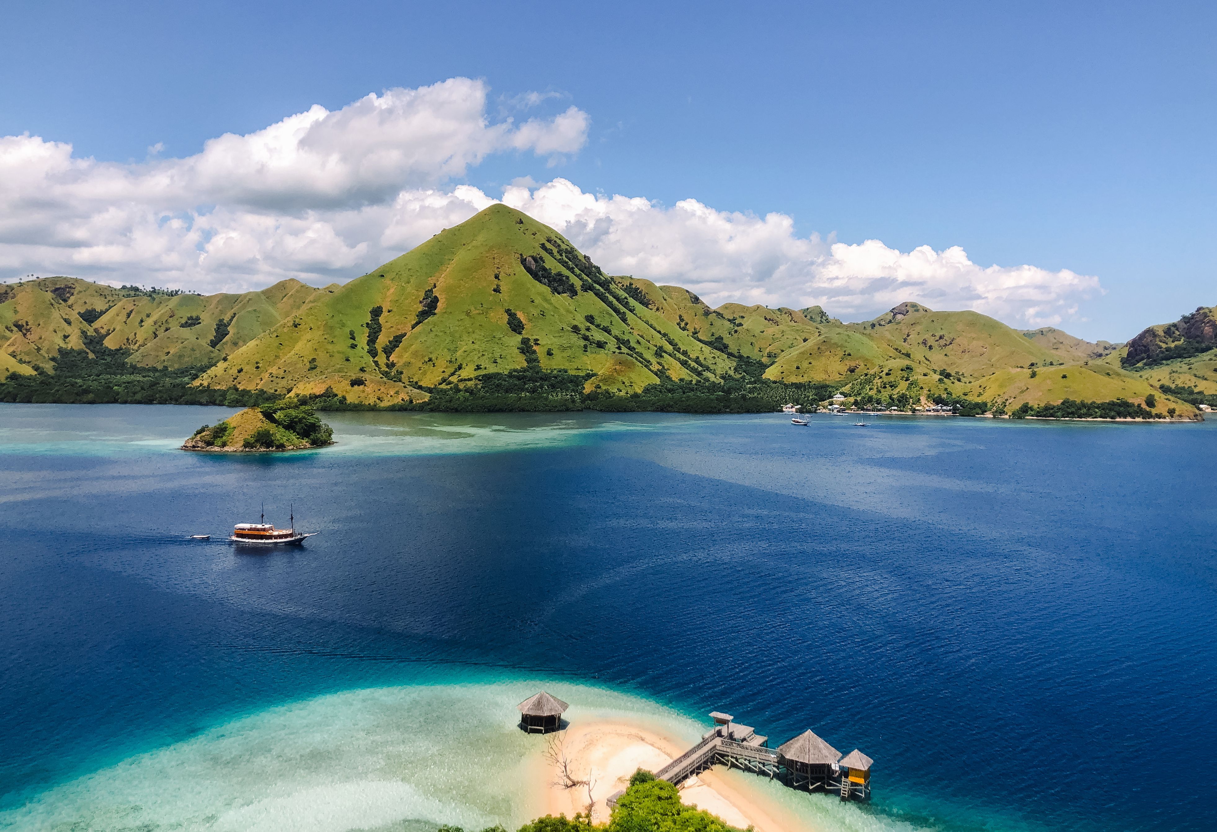 Uitzicht op Kelor Island in het Komodo National Park bij Flores in Indonesie