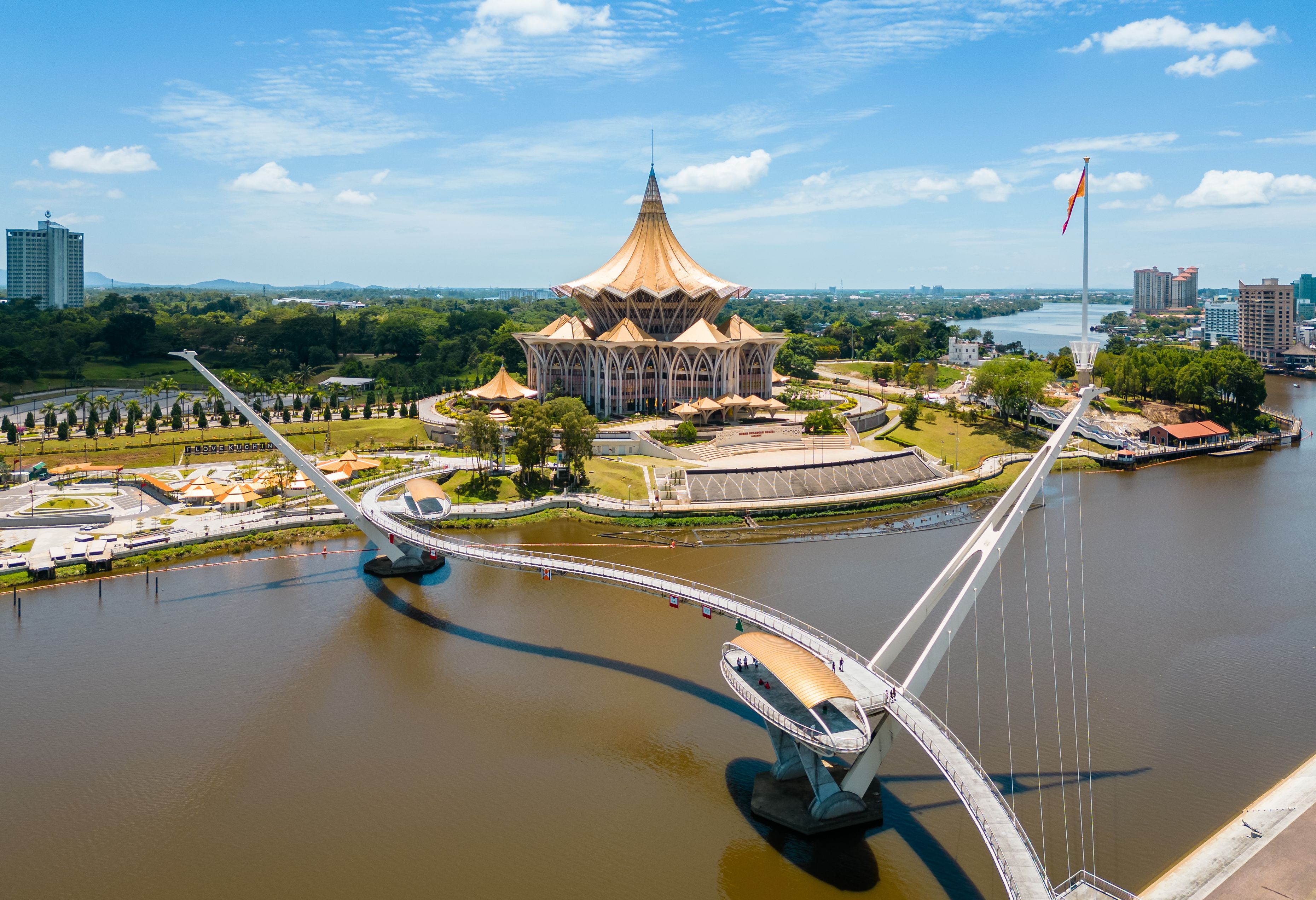 Kuching langs de rivier
