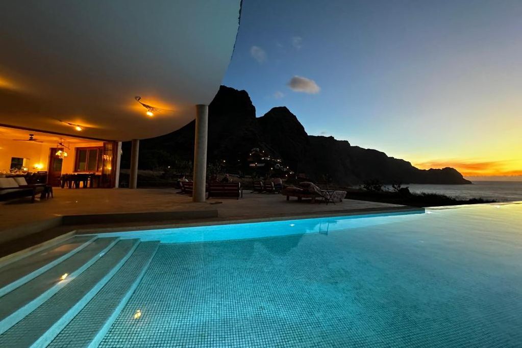 Kaapverdie-Santo-Antao-Palmeira-Da-Cruz-EcoLodge-zwembad-avond