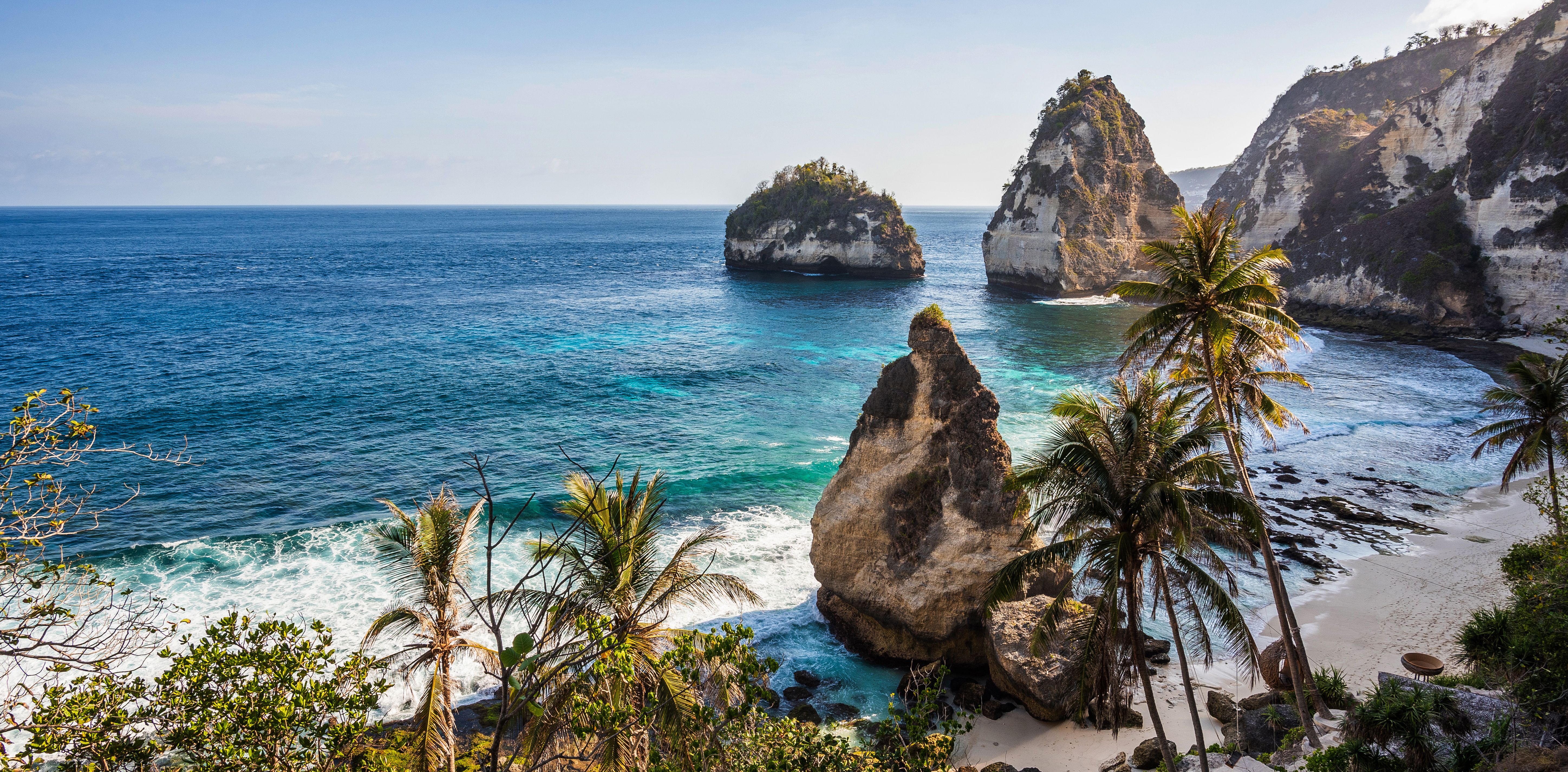 Indonesie-Bali-Nusa-Penida-Diamond-Beach-Palmbomen-Rots-Blokken-Strand