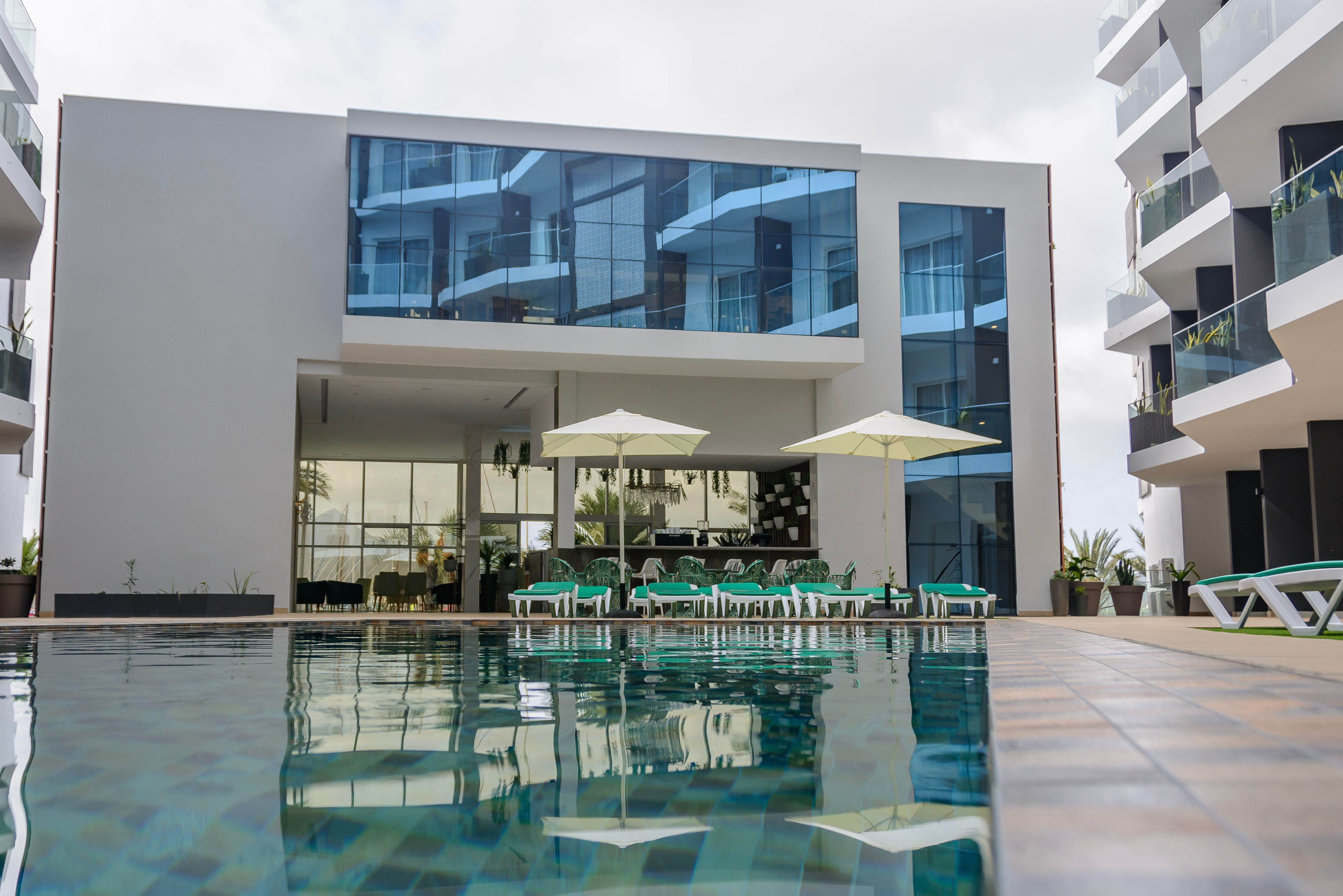 Sao-Vicente-Ouril-Mindelo-hotel-zwembad-begaande-grond