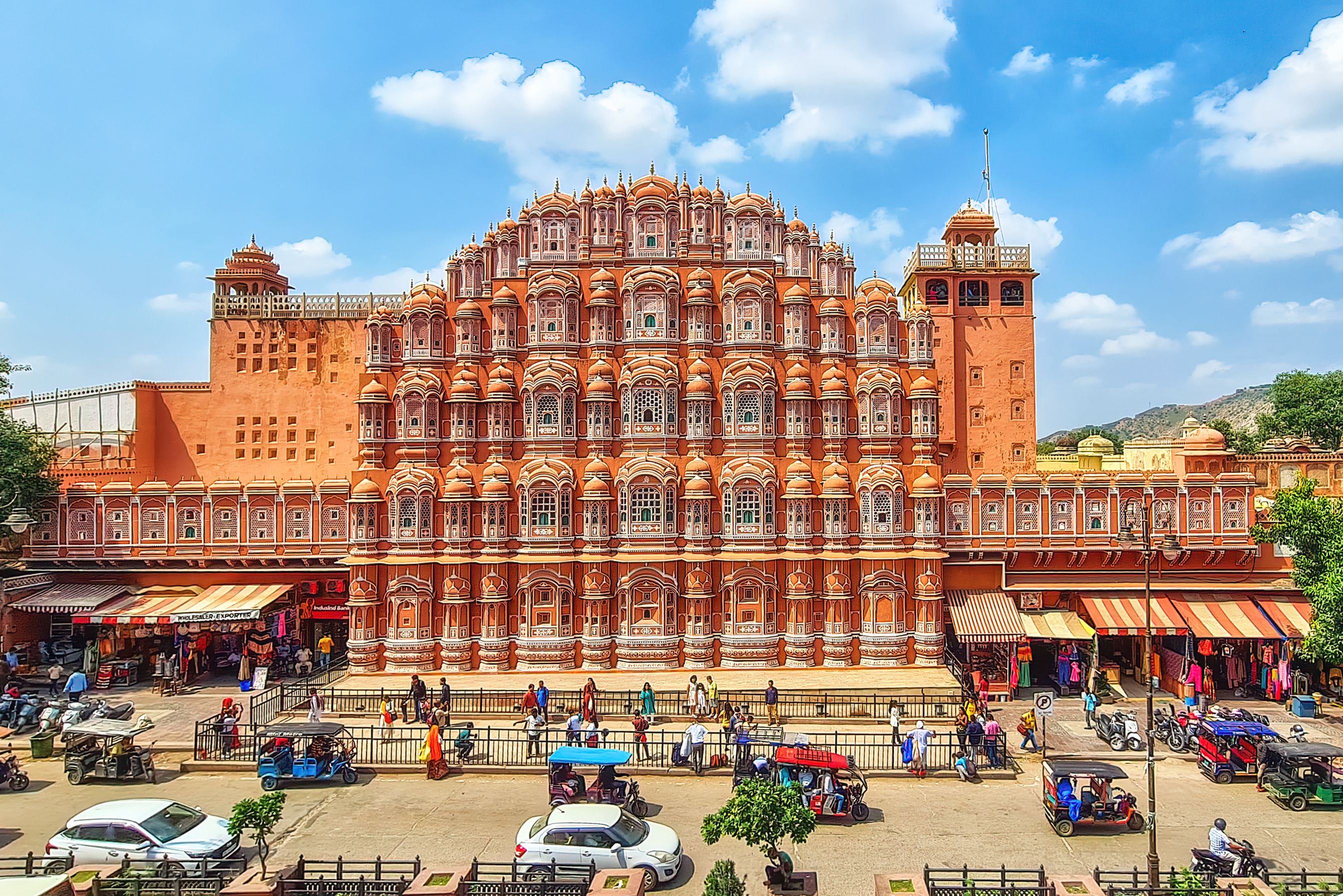 STraatbeeld Jaipur met Hawa Mahal