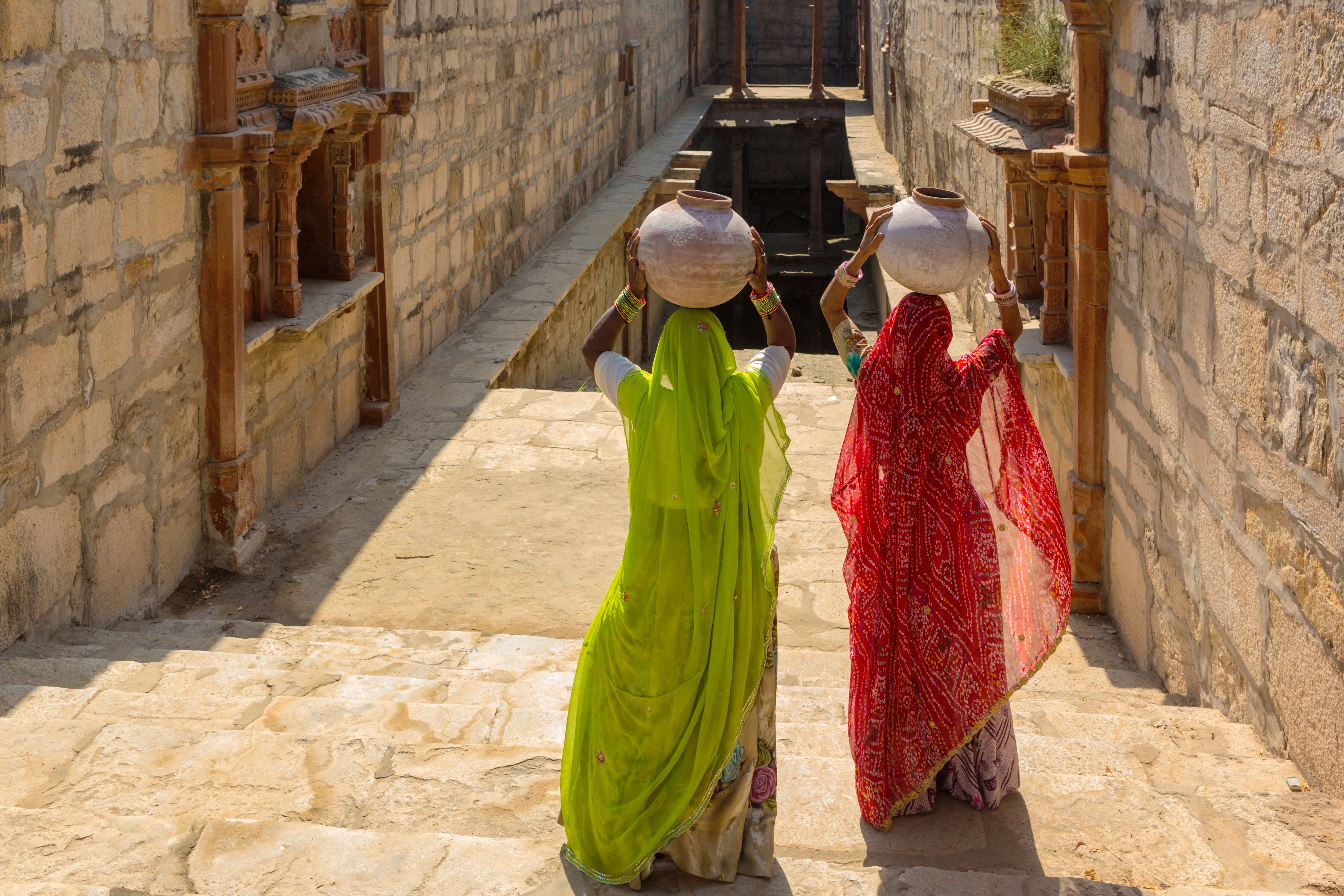 Dames in sari's waterput Jaipur