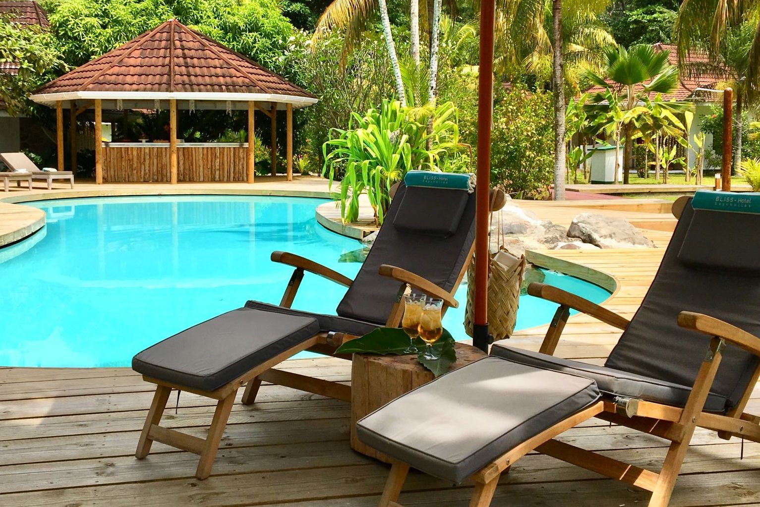 Ontspannen aan het zwembad van BLiss Praslin