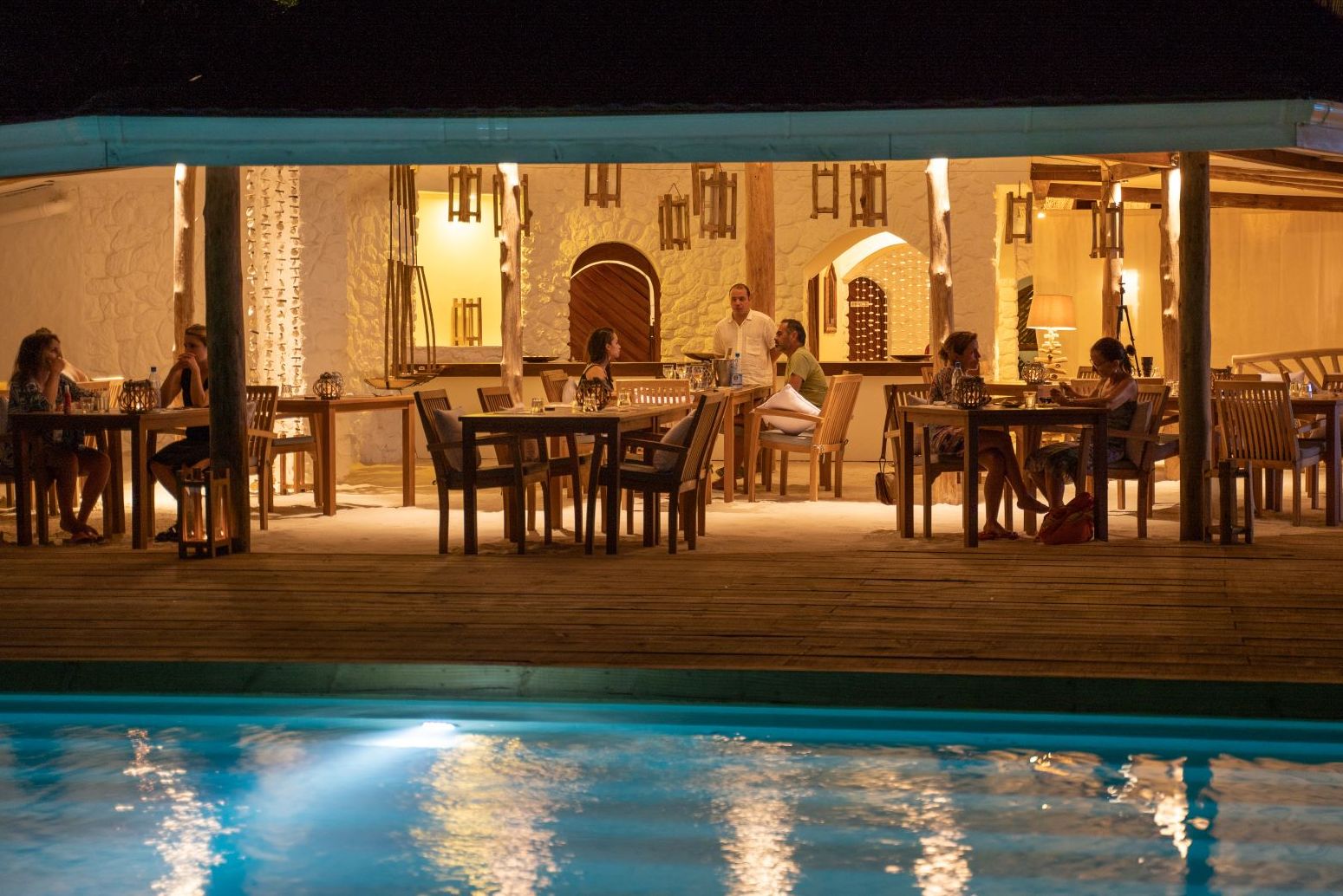 Restaurant naast het zwembad Bliss Praslin