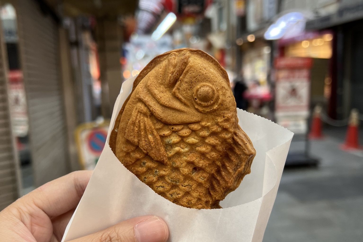 Wafel in vis vorm gevuld met rodebonenpasta