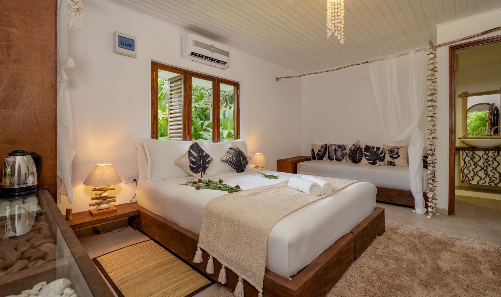 Master bedroom met bank
