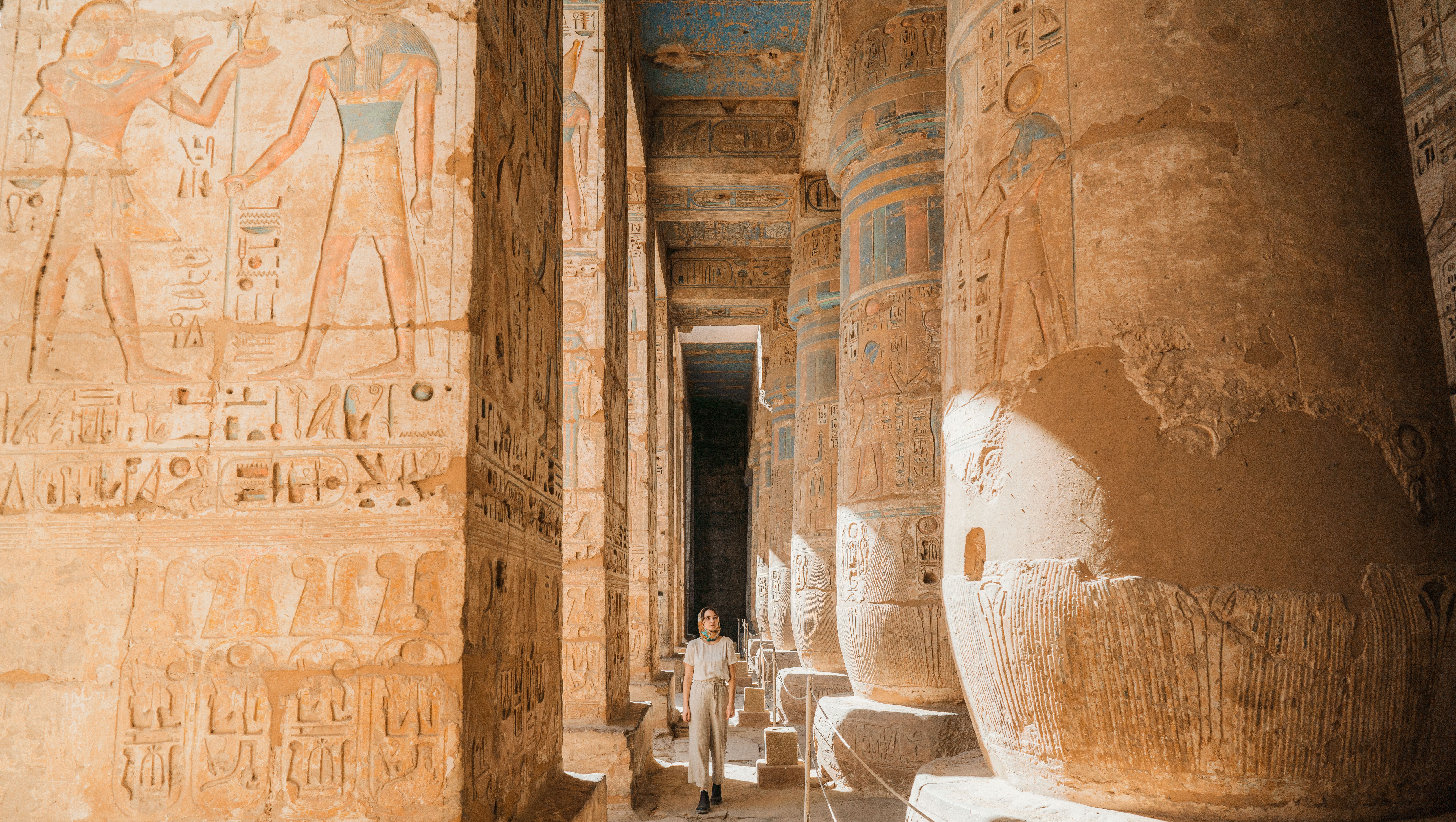 Egypte-Luxor-Thebe-vrouw-loopt-in-een-tempel
