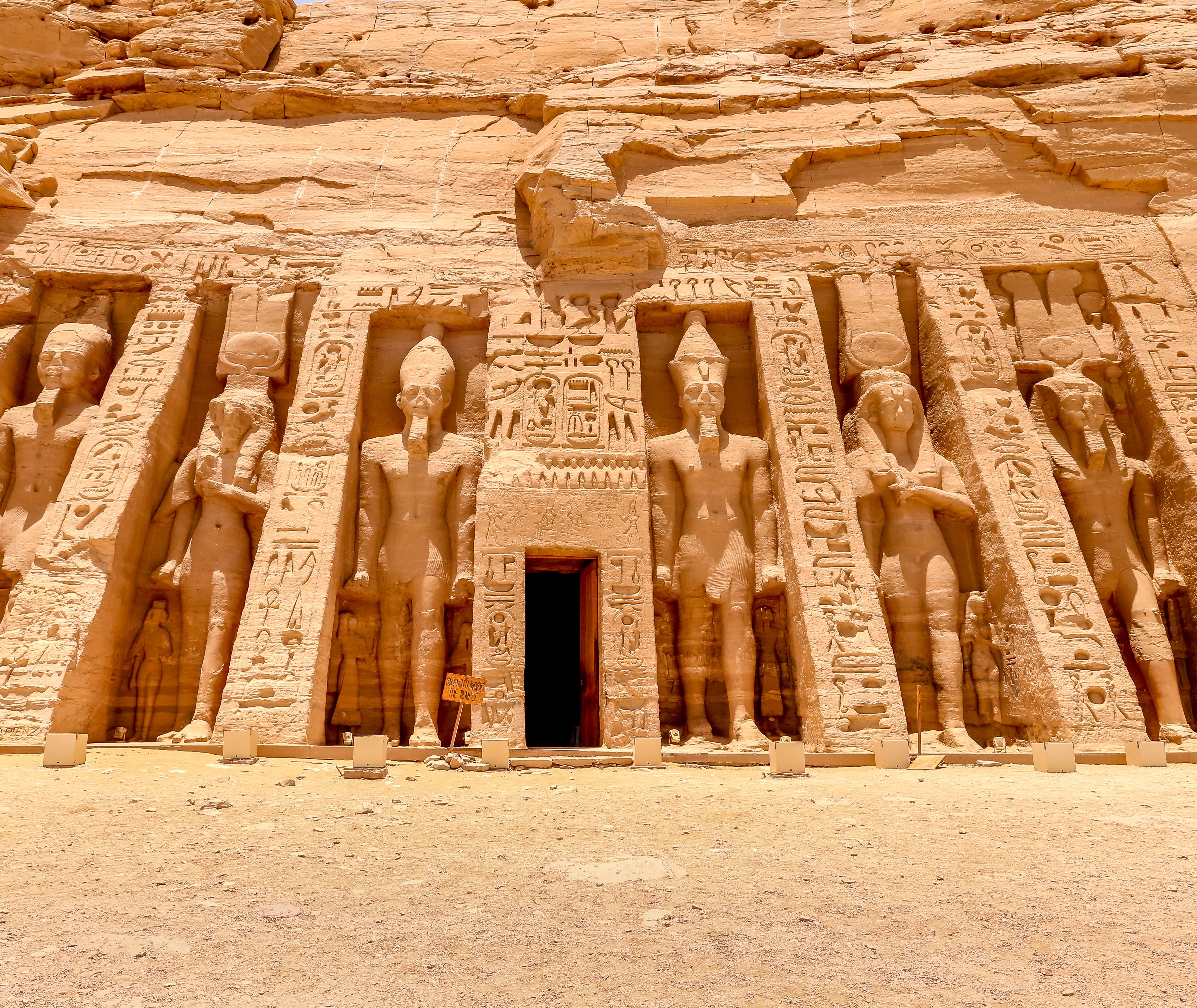 Egypte-Abu-Simbel-De-tempel-van-Hathor-en-Nefertari