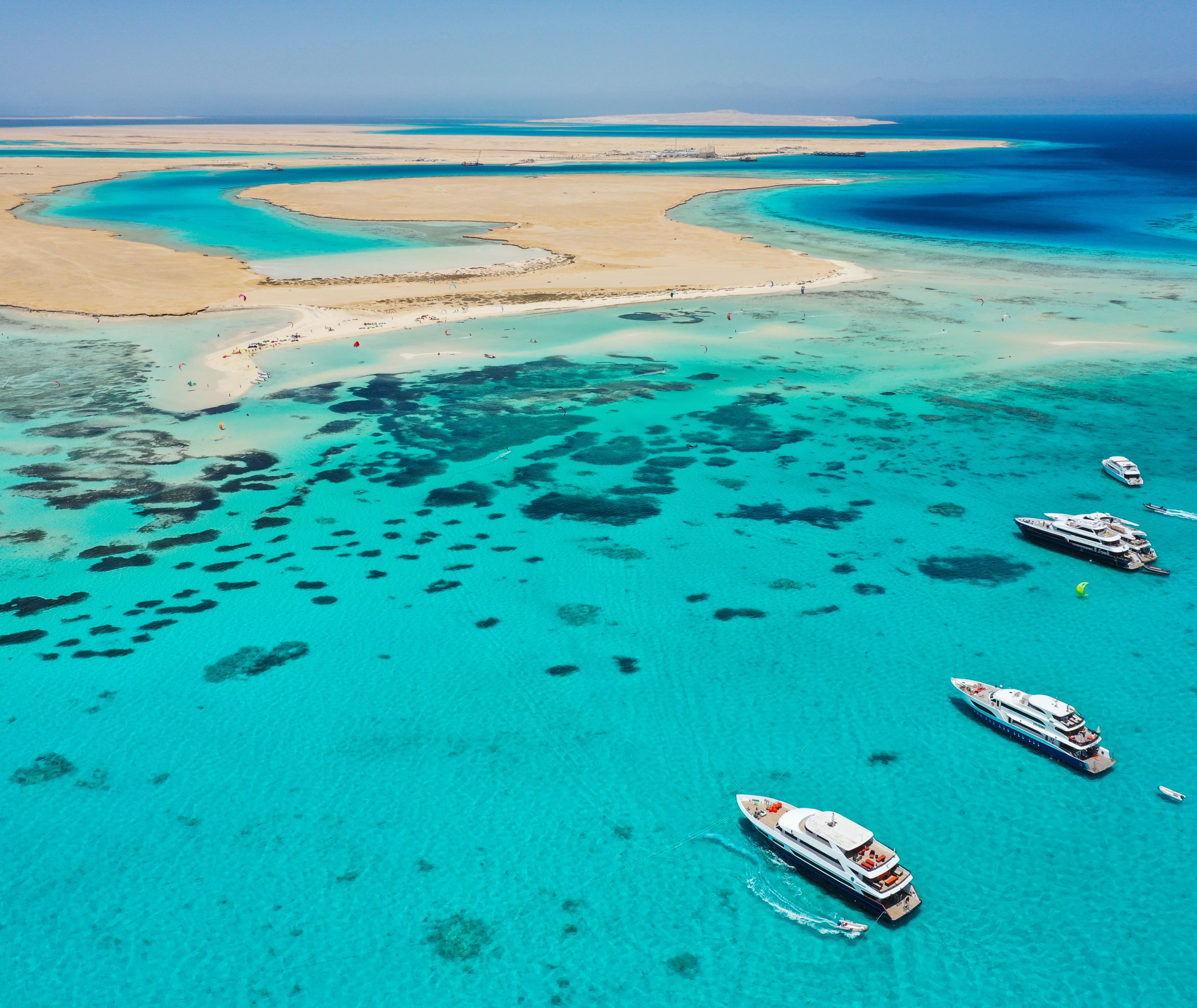 Egypte-Hurghada-strand-en-blauwe-zee