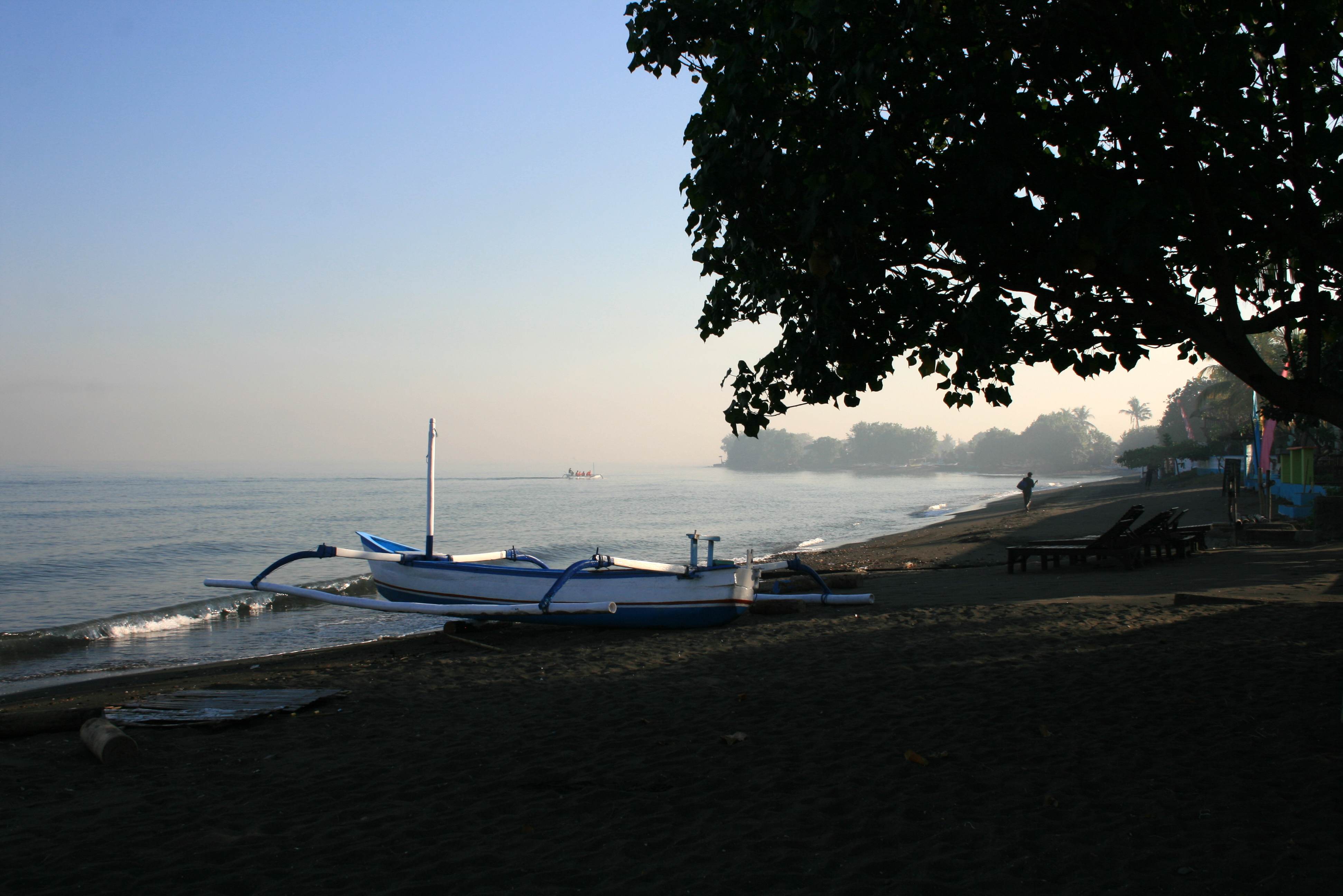 Zwart strand bij Lovina op Bali
