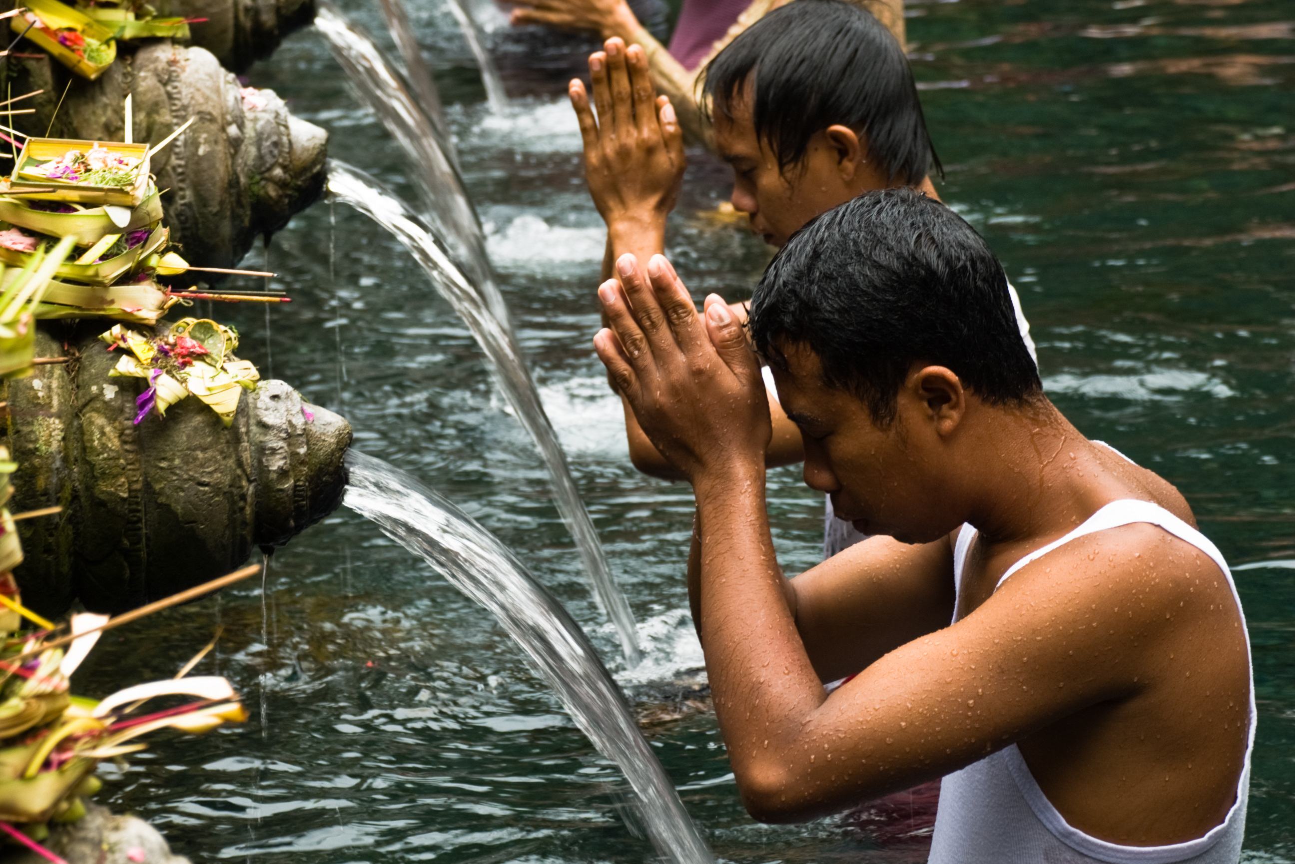 Melukat ceremonie in Tirta Empul tempel op Bali