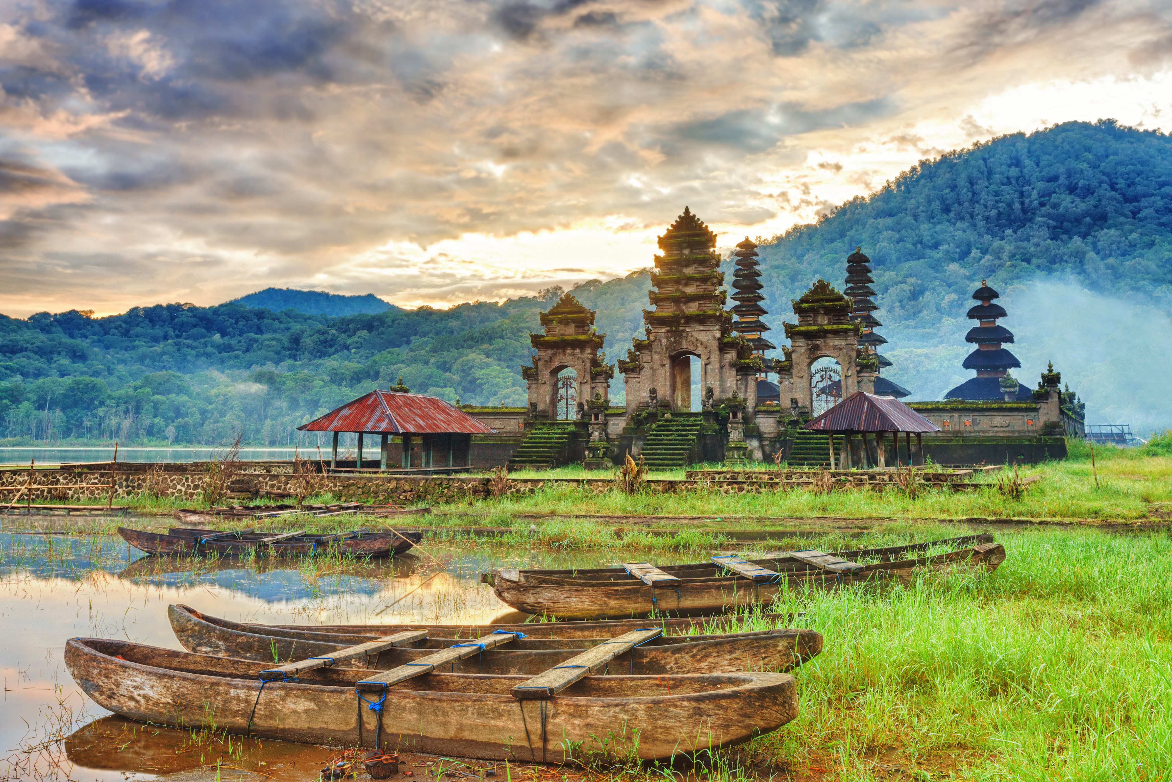 Kanoën op het Tamblingan meer bij Munduk