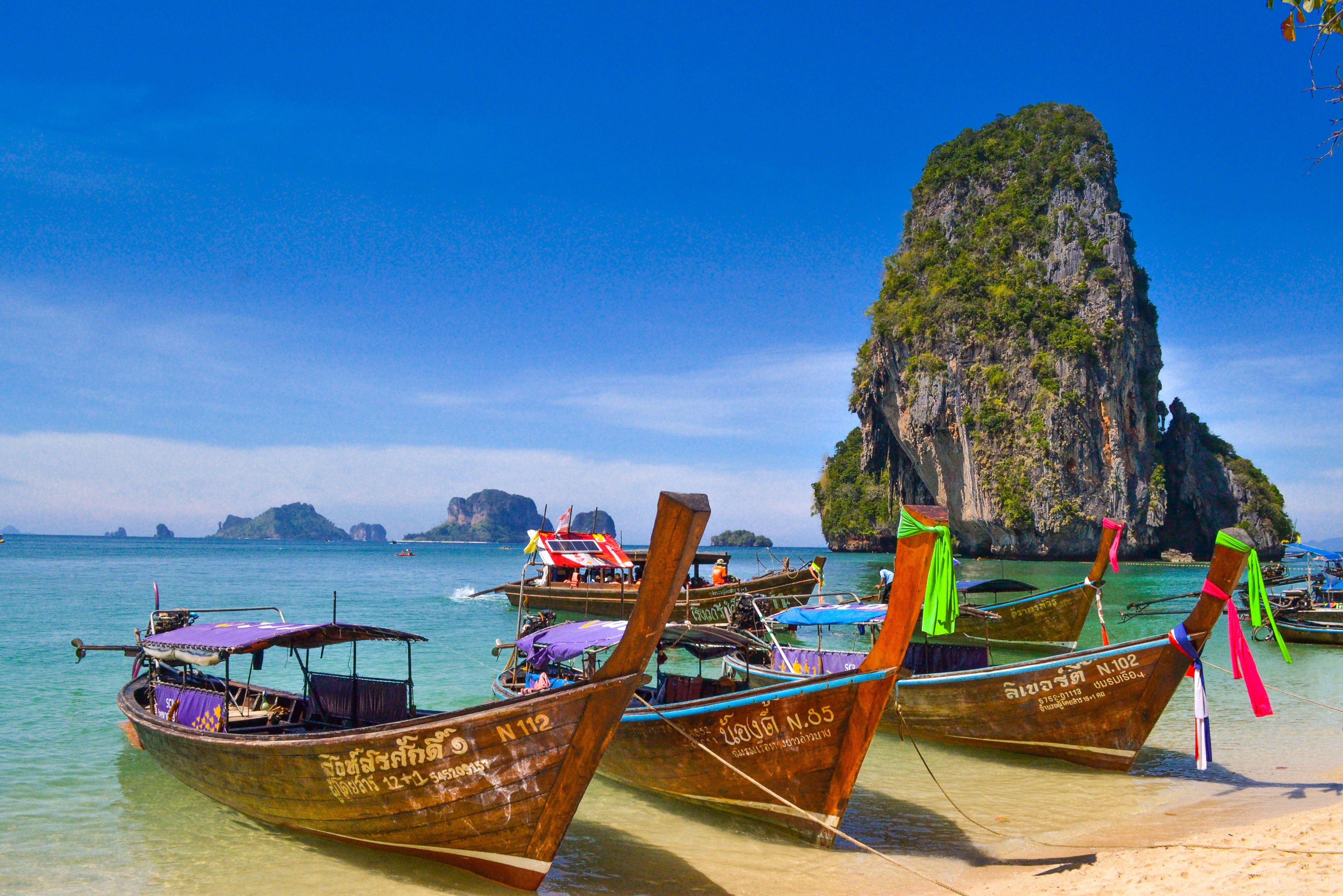 Bootjes aan het strand van Krabi