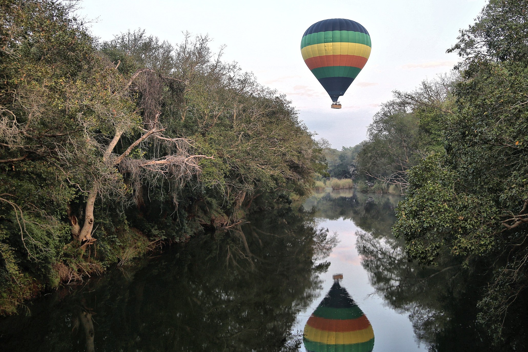 weerspiegeling van hete luchtballon in water Hoedspruit Zuid-Afrika