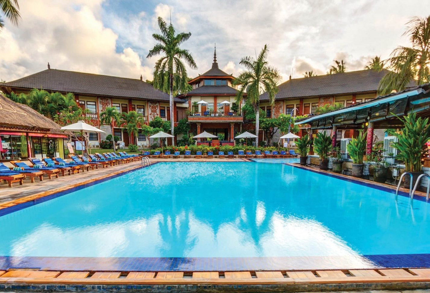 zwembad in legian jayakarta hotel in indonesie bali