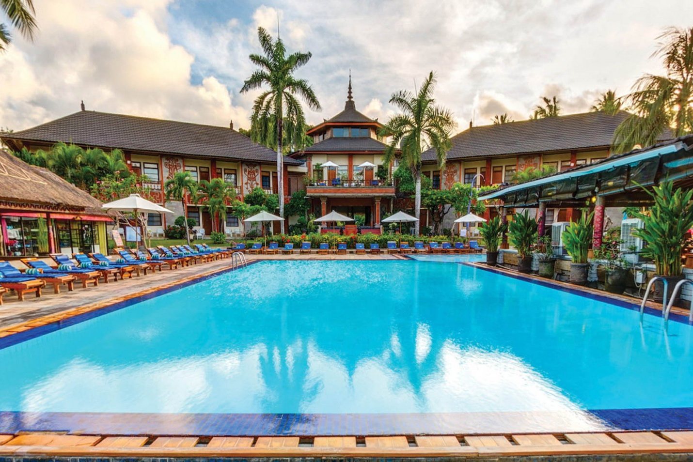 zwembad jayakarta hotel op bali