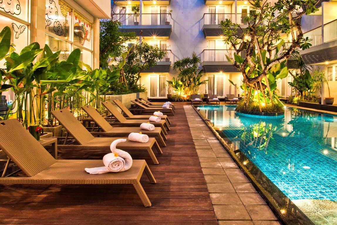 zwembad van eden hotel op Bali Kuta