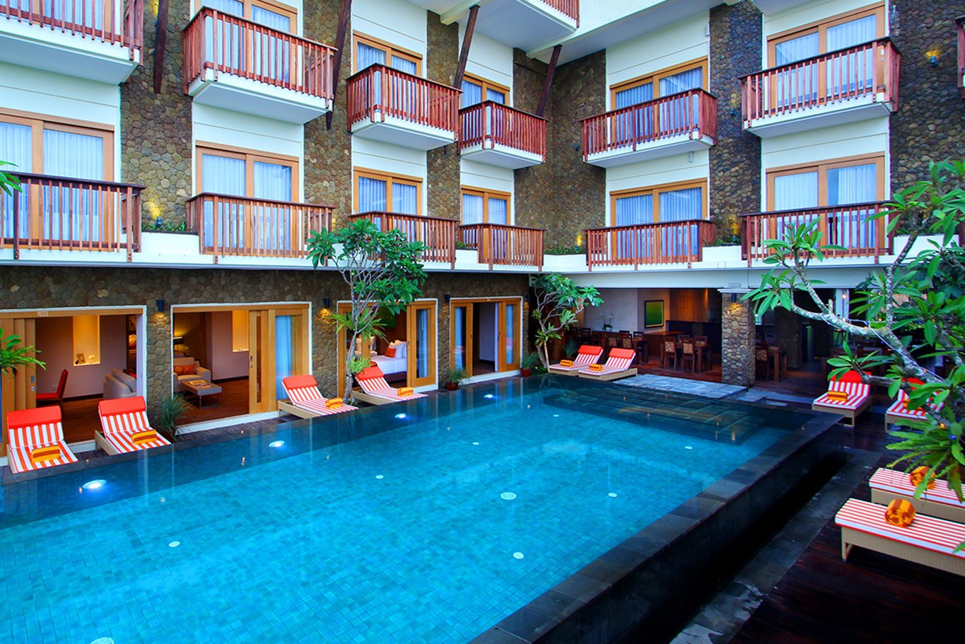 zwembad van kirana hotel op bali canggu beach