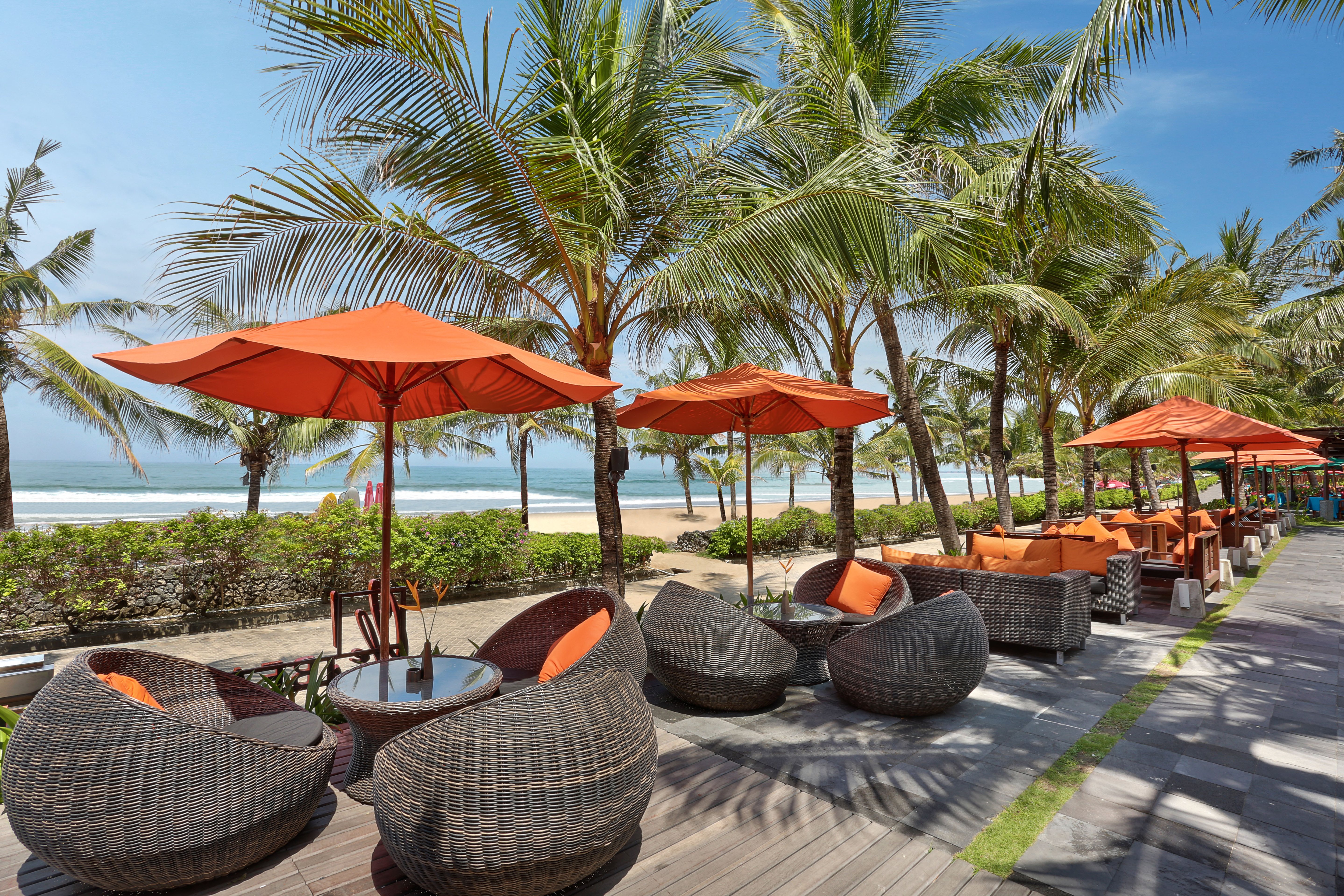 beach bar van legian beach hotel op bali