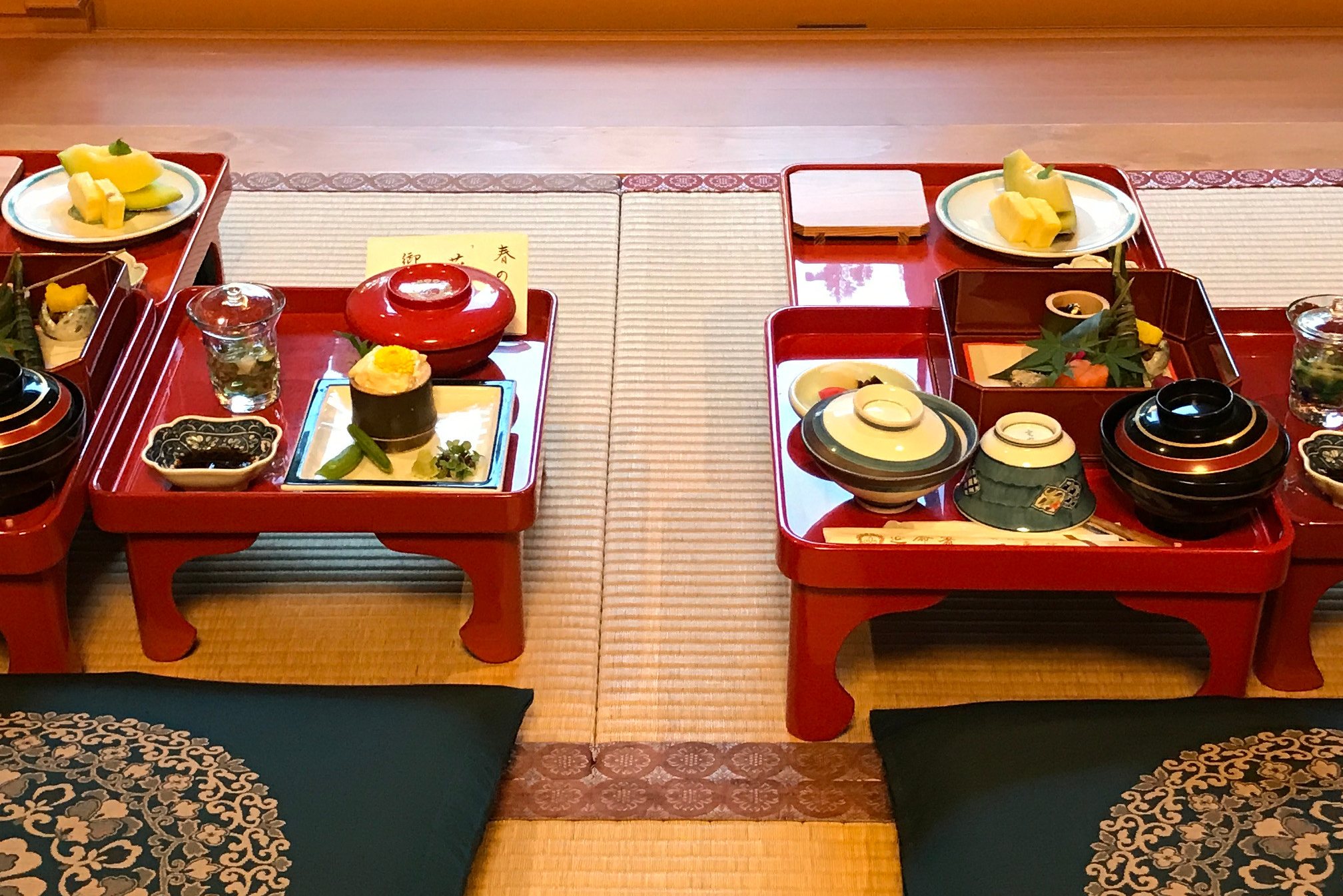 Japanse maaltijd in ryokan in Japan