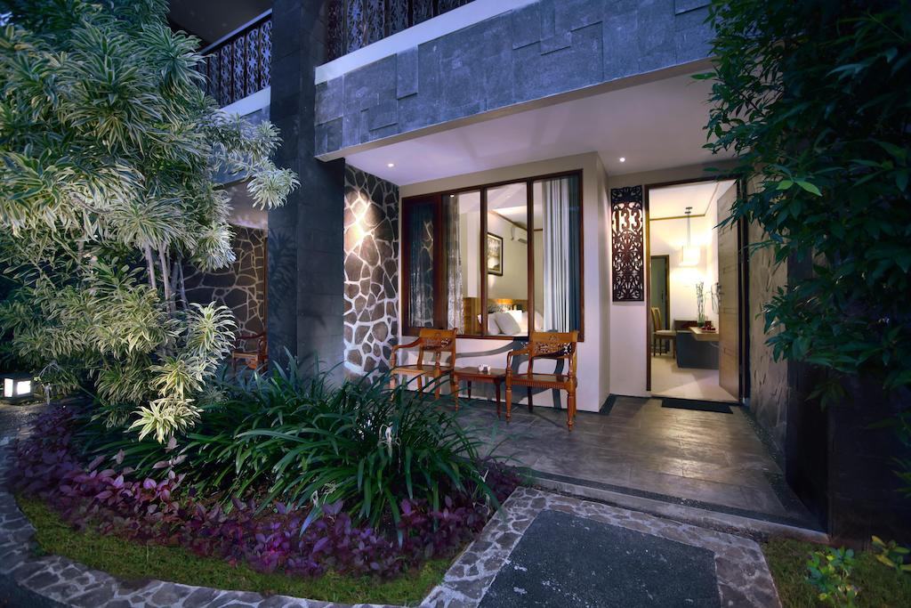 poolview terras van aston sunset beach resort op lombok gili eilanden