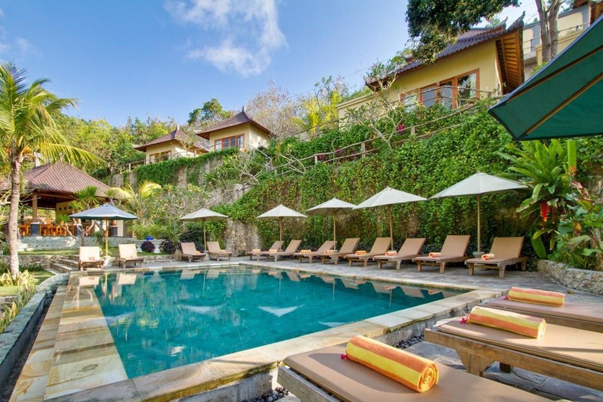 zwembad van lembongan Cliff Villas op Bali Nusa lembongan beach