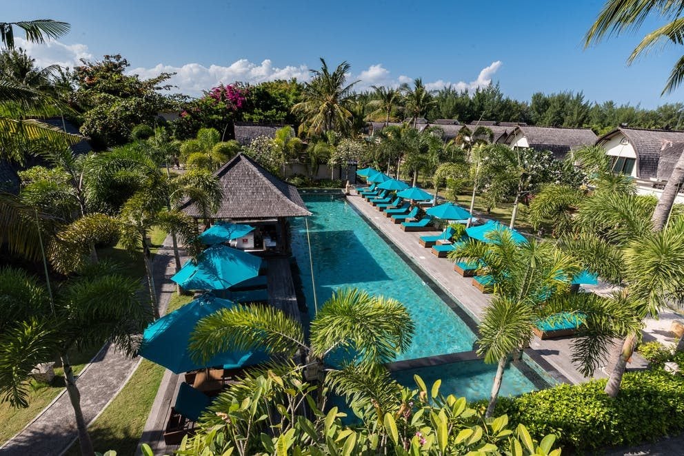 zwembad van vila ombak hotel op gili trawangan eilanden