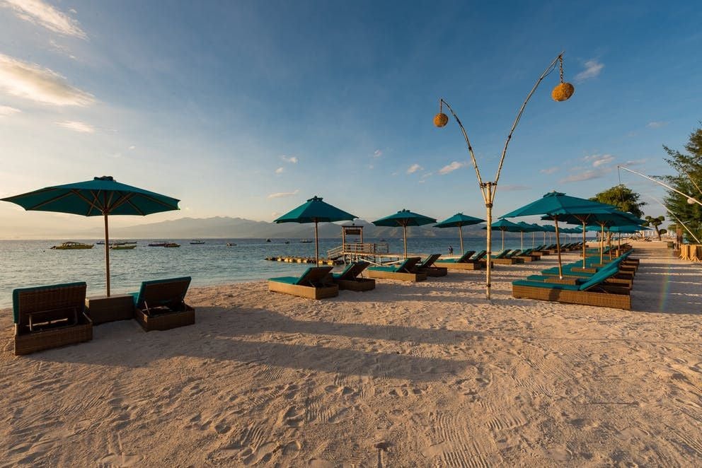 strand van vila ombak hotel op gili trawangan eilanden