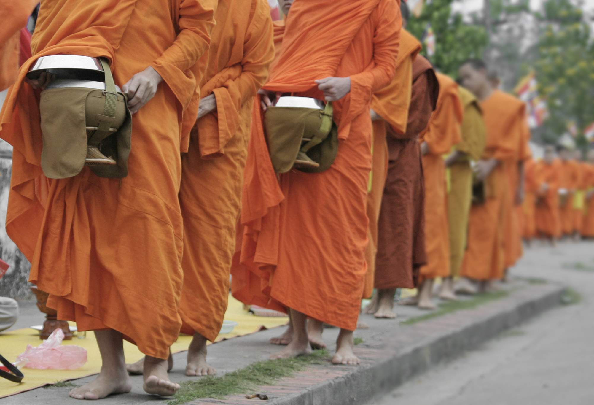 Monk mode. Монах идет. Ходьба монахов. Подаяние буддистским монахом. Монах в оранжевом.