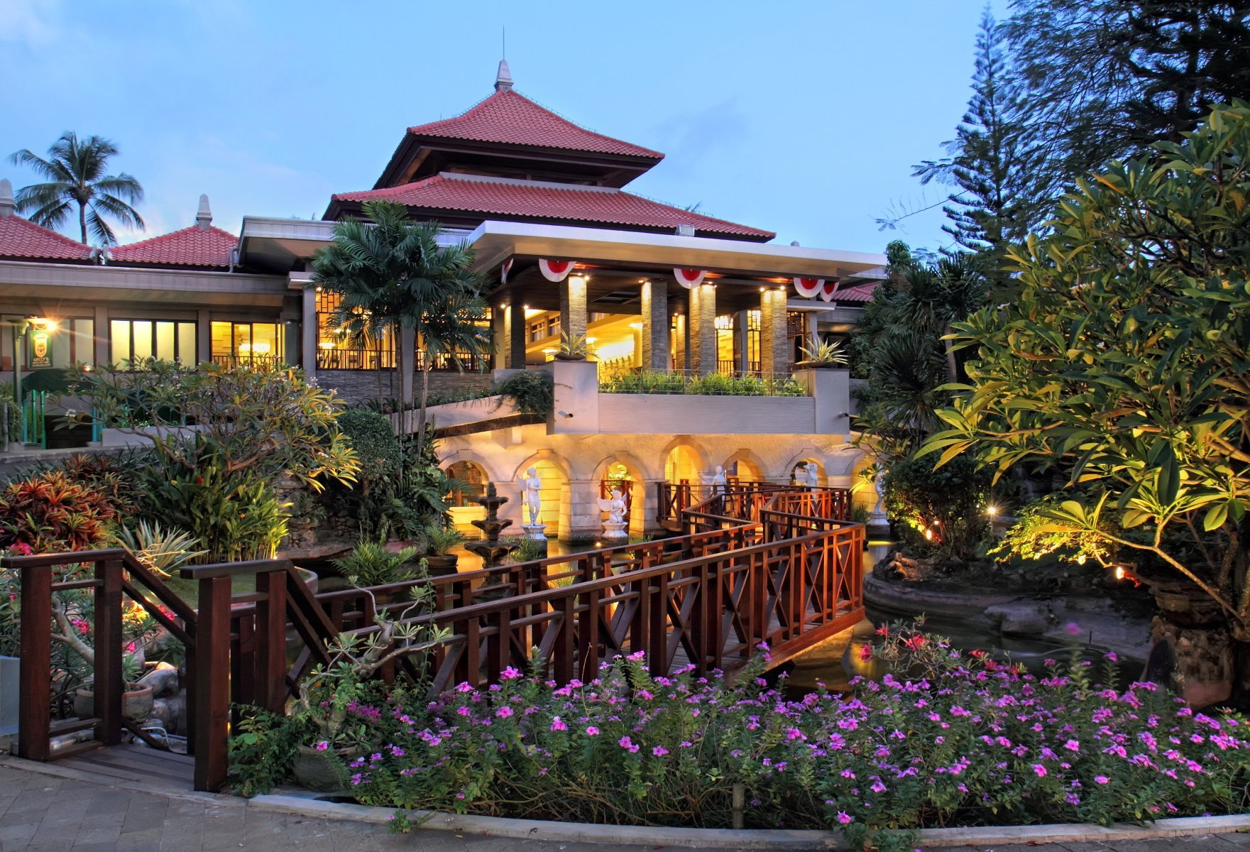 voorkant van bali dynasty hotel op bali