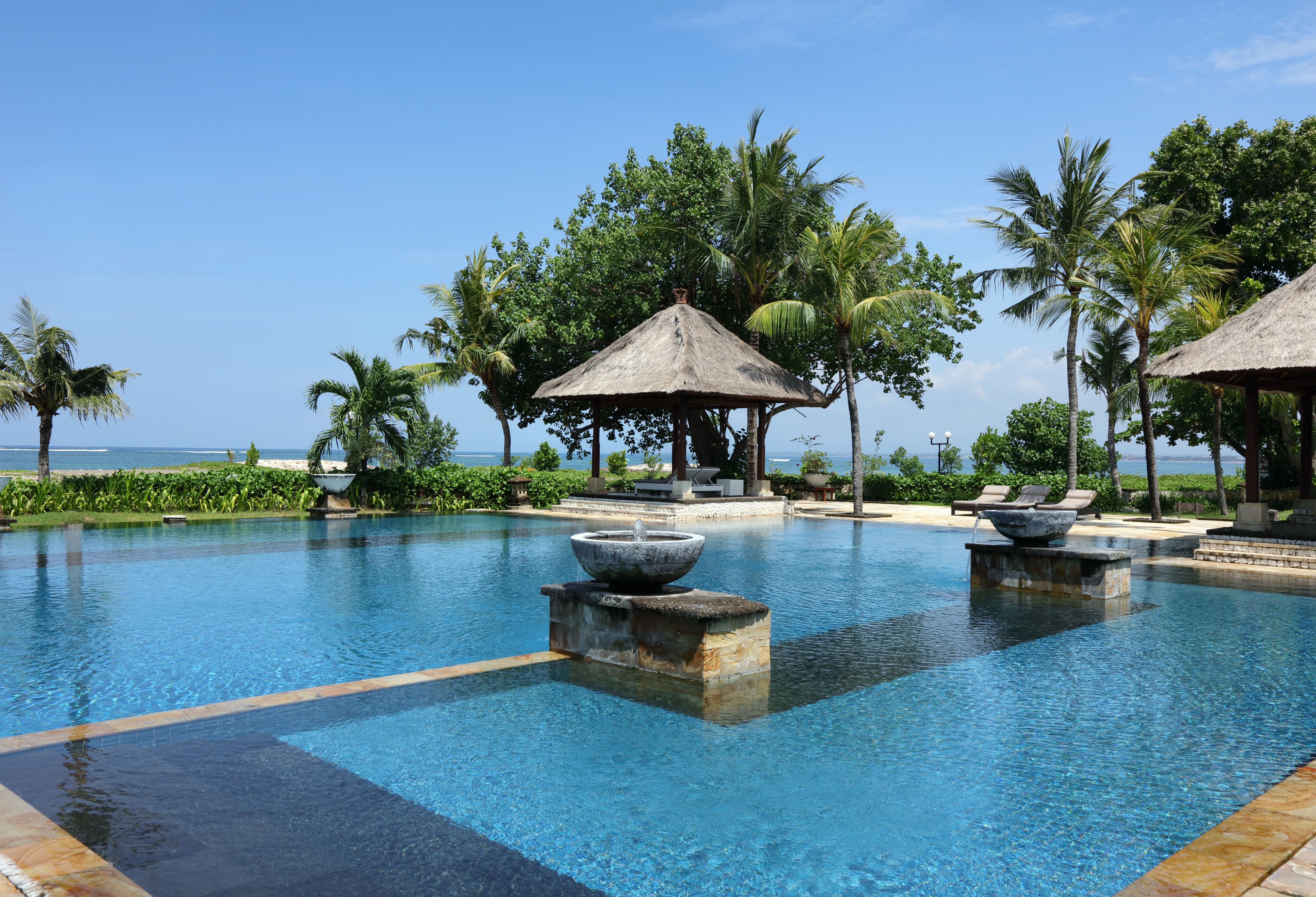 zwembad van the patra bali resort en villa op bali kuta