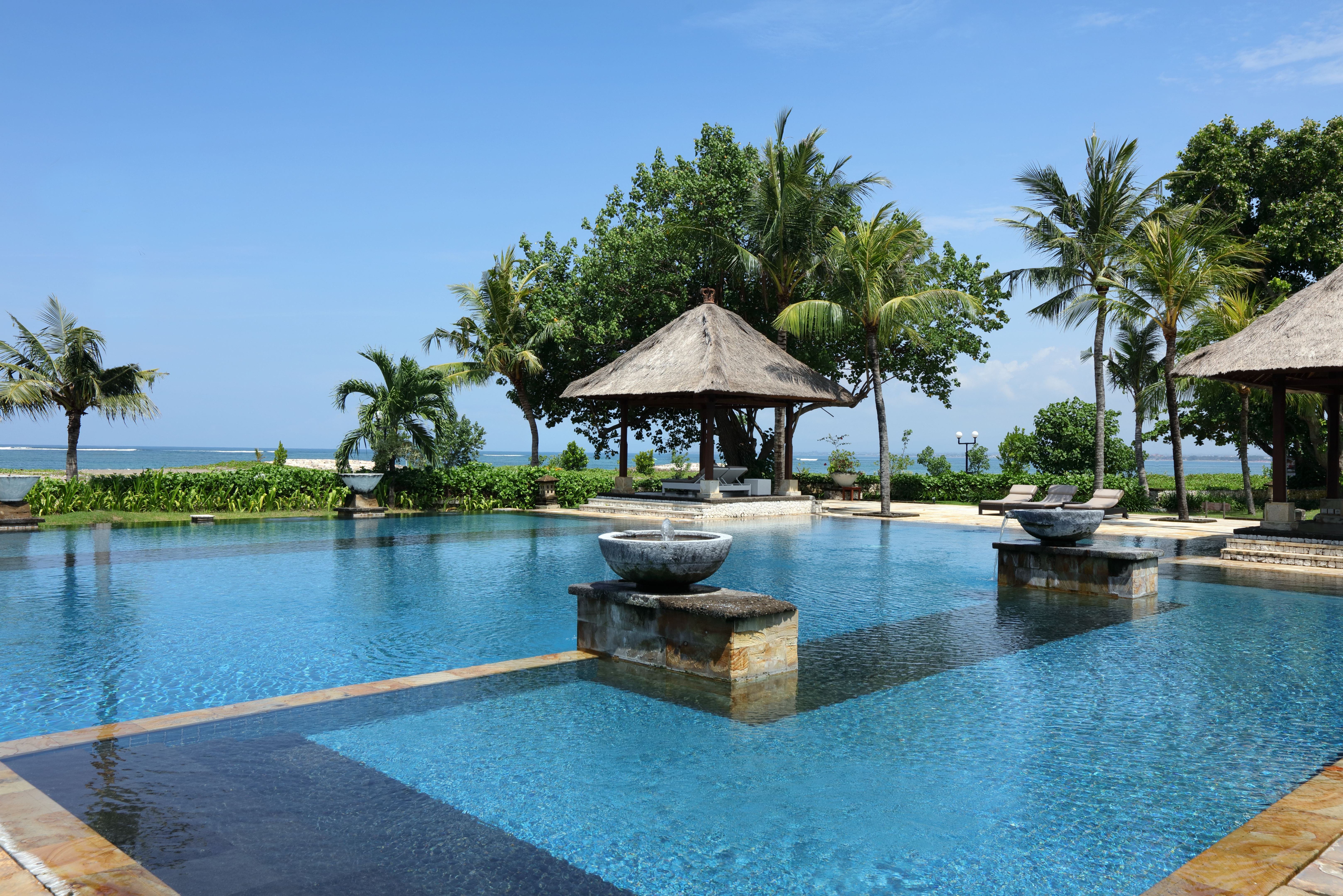 zwembad van the patra bali resort en villa op bali kuta