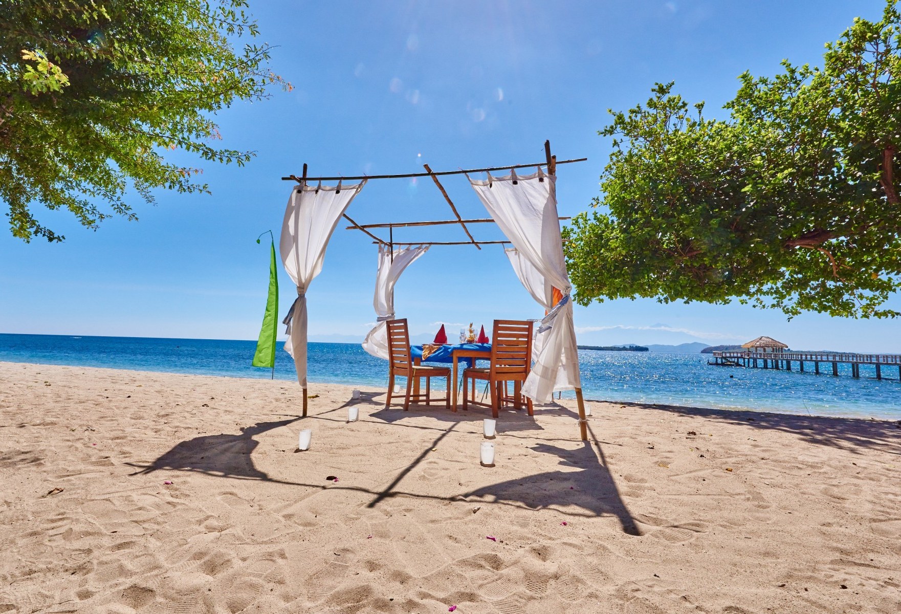 lunch aan het strand van cocotinos sekotong beach resort lombok