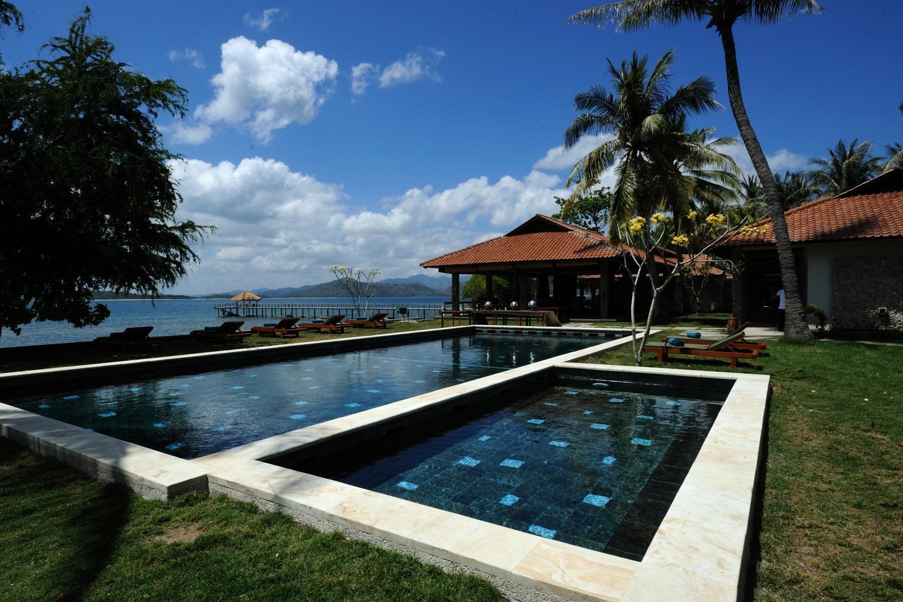 zwembad van cocotinos sekotong beach resort lombok