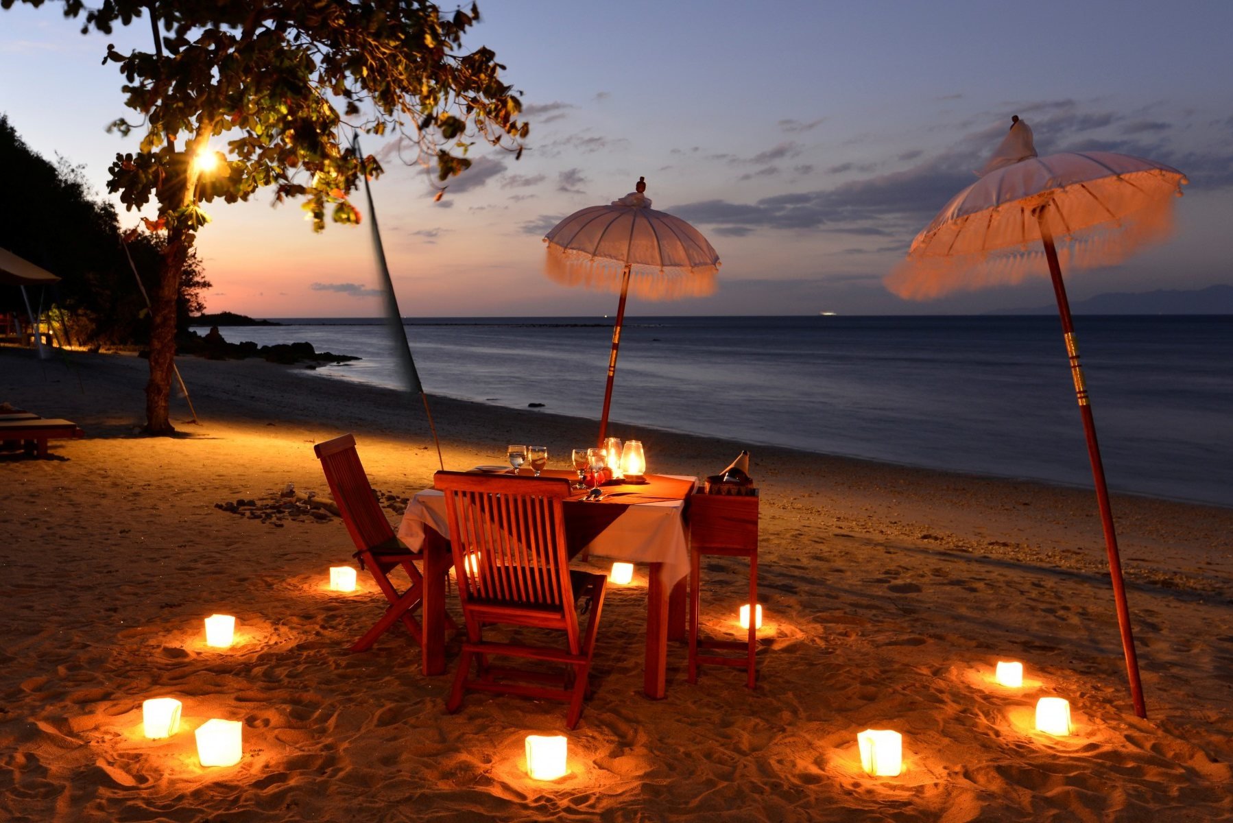 romantisch dineren op het strand van cocotinos sekotong beach resort lombok