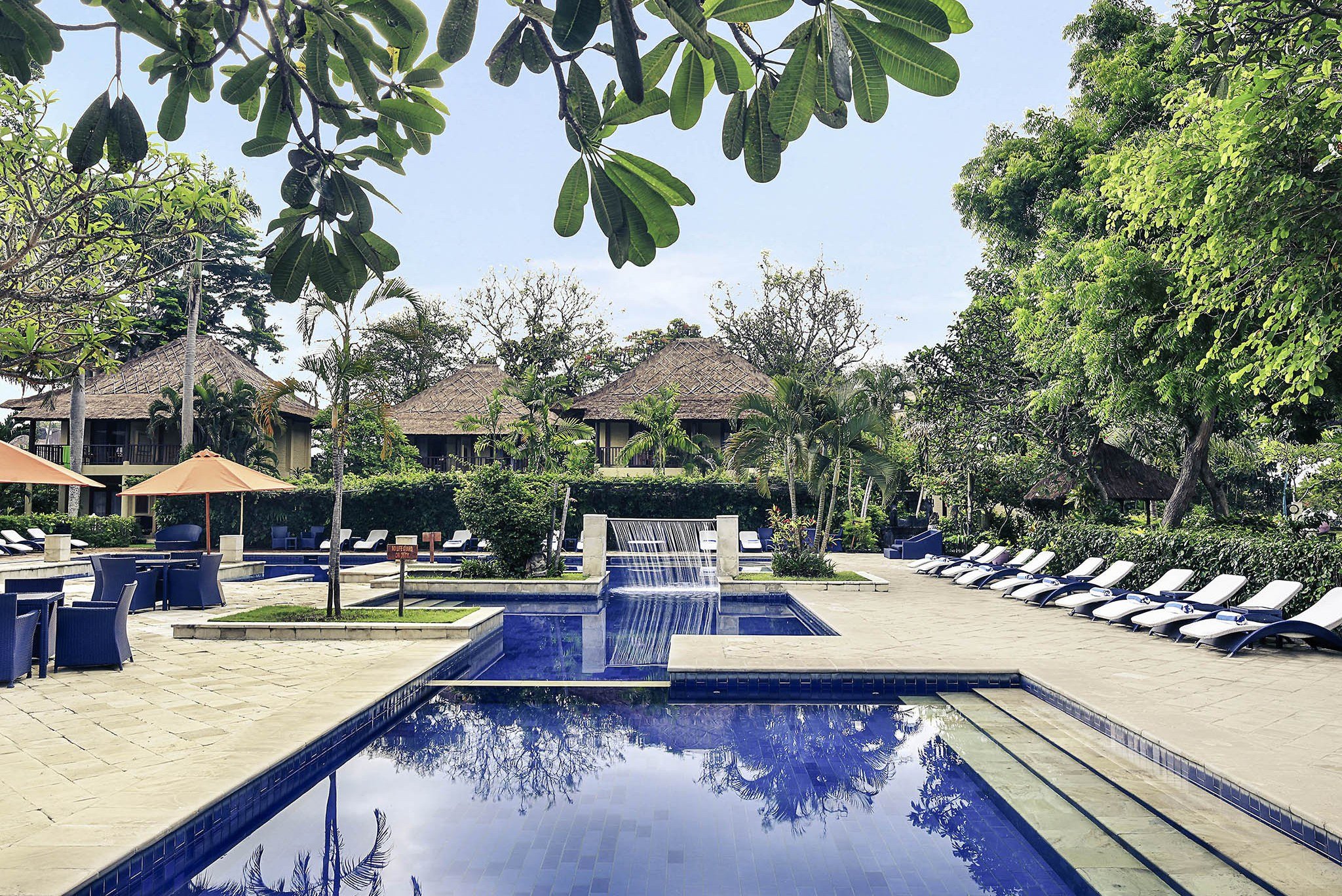 zwembad van mercure sanur resort bali sanur