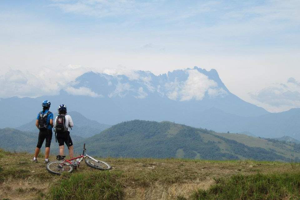 Fietsen met uitzicht op Mount Kinabalu Borneo