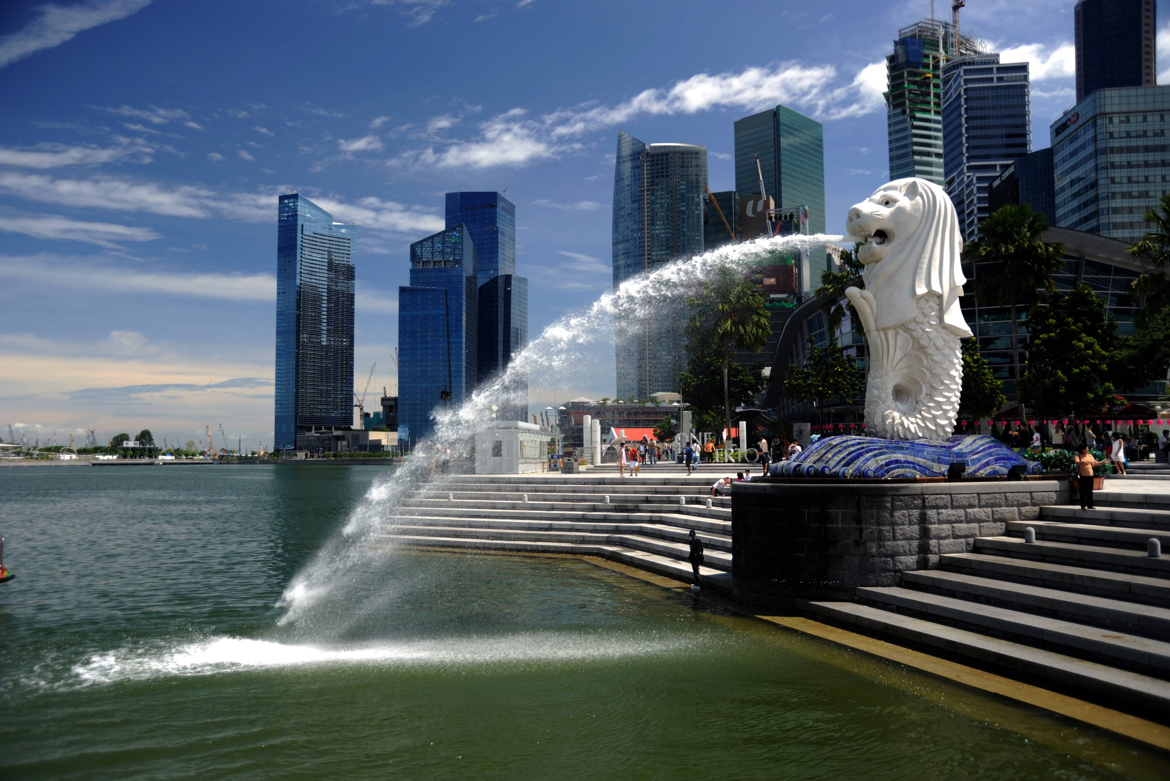 Merlion en Singapore skyline