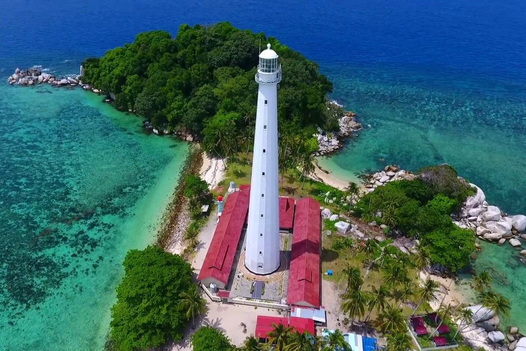 Vuurtoren op Lengkuas Island vlakbij Belitung Indonesië