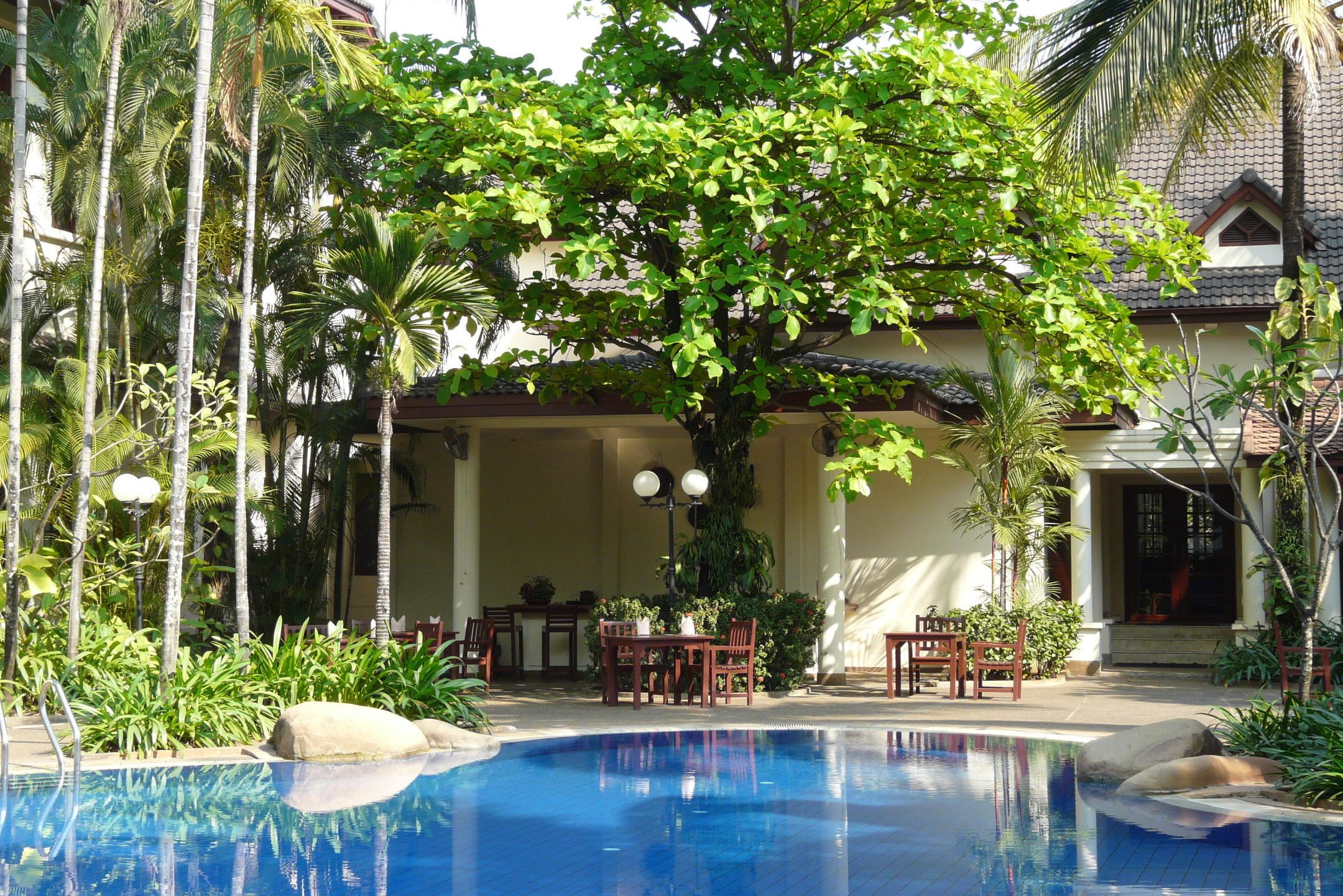 zwembad van hotel settha palace in laos