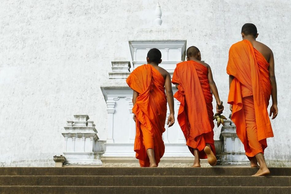 Monniken in Anuradhapura in Sri Lanka