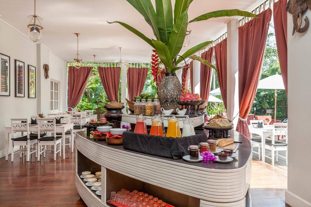 buffet van maison souvannaphoum hotel in laos