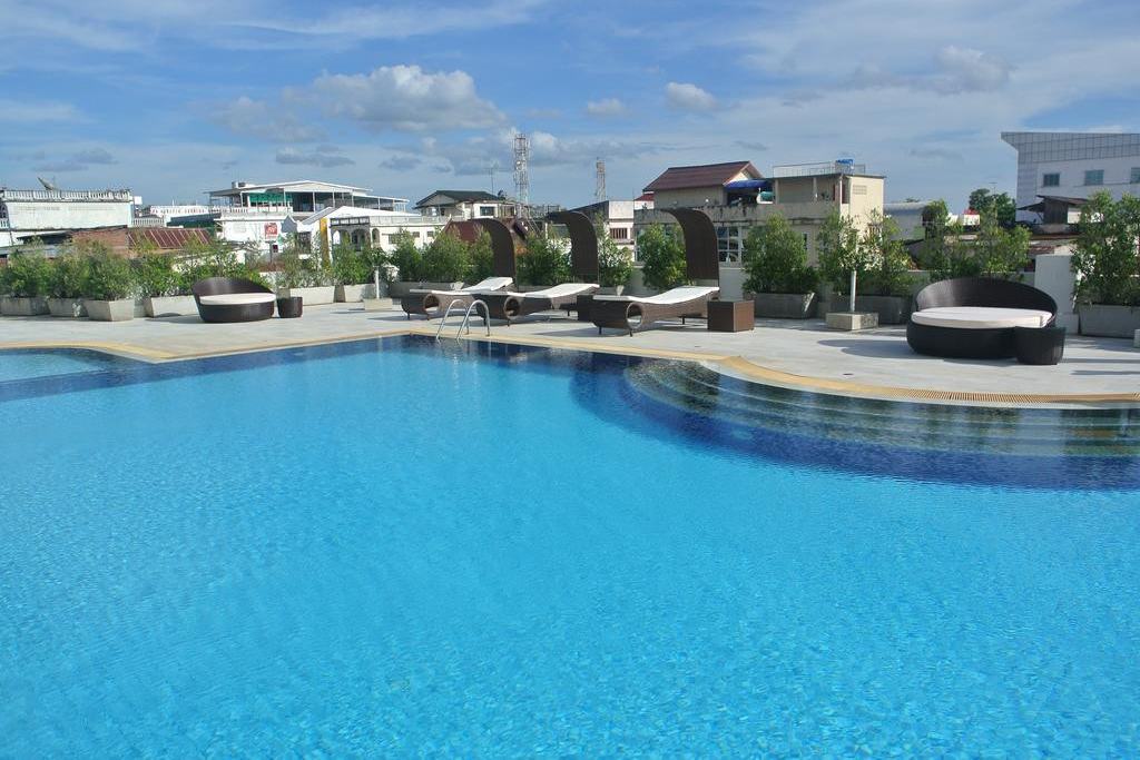 zwembad van lao plaza hotel in laos vientiane