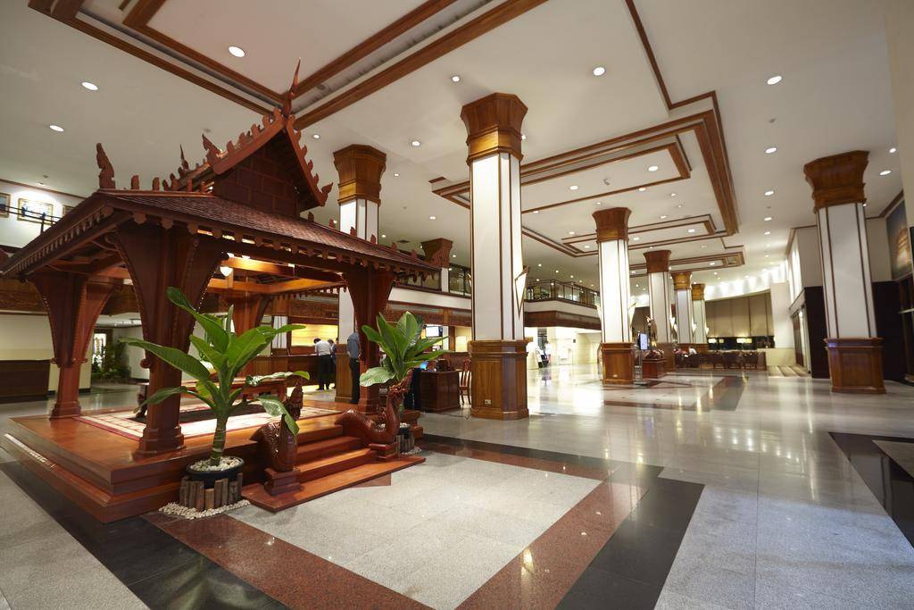 lobby van lao plaza hotel in laos vientiane