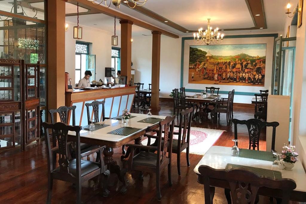 restaurant van villa sant resort in laos vientiane