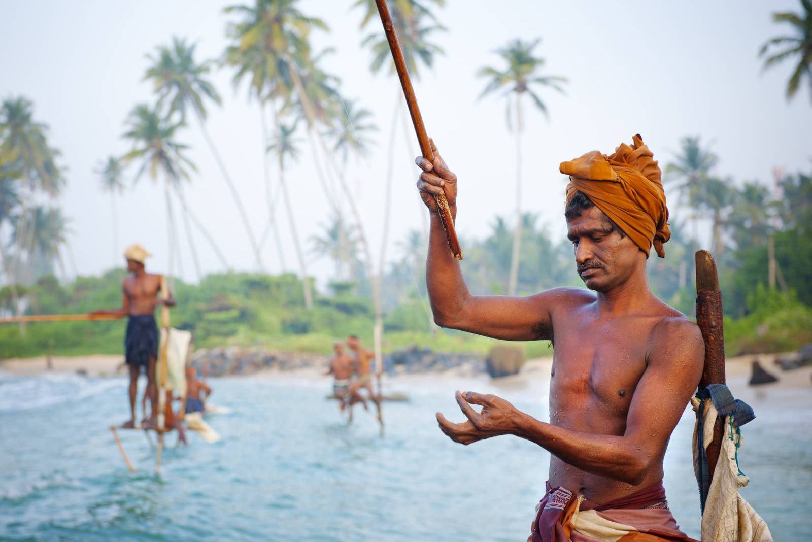 Paalvissers bij Koggala in Sri Lanka