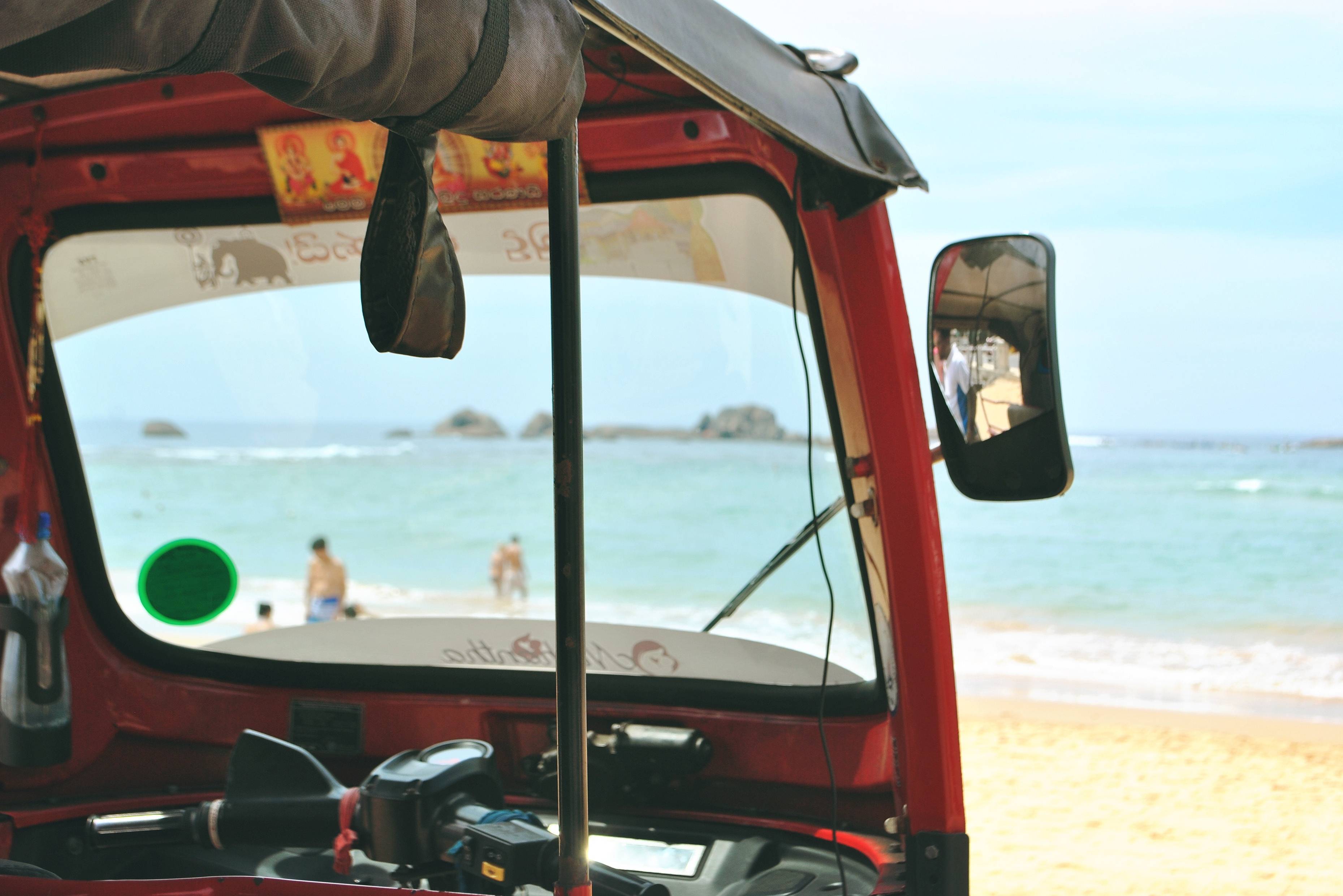 Tuk tuk op het strand van Sri Lanka