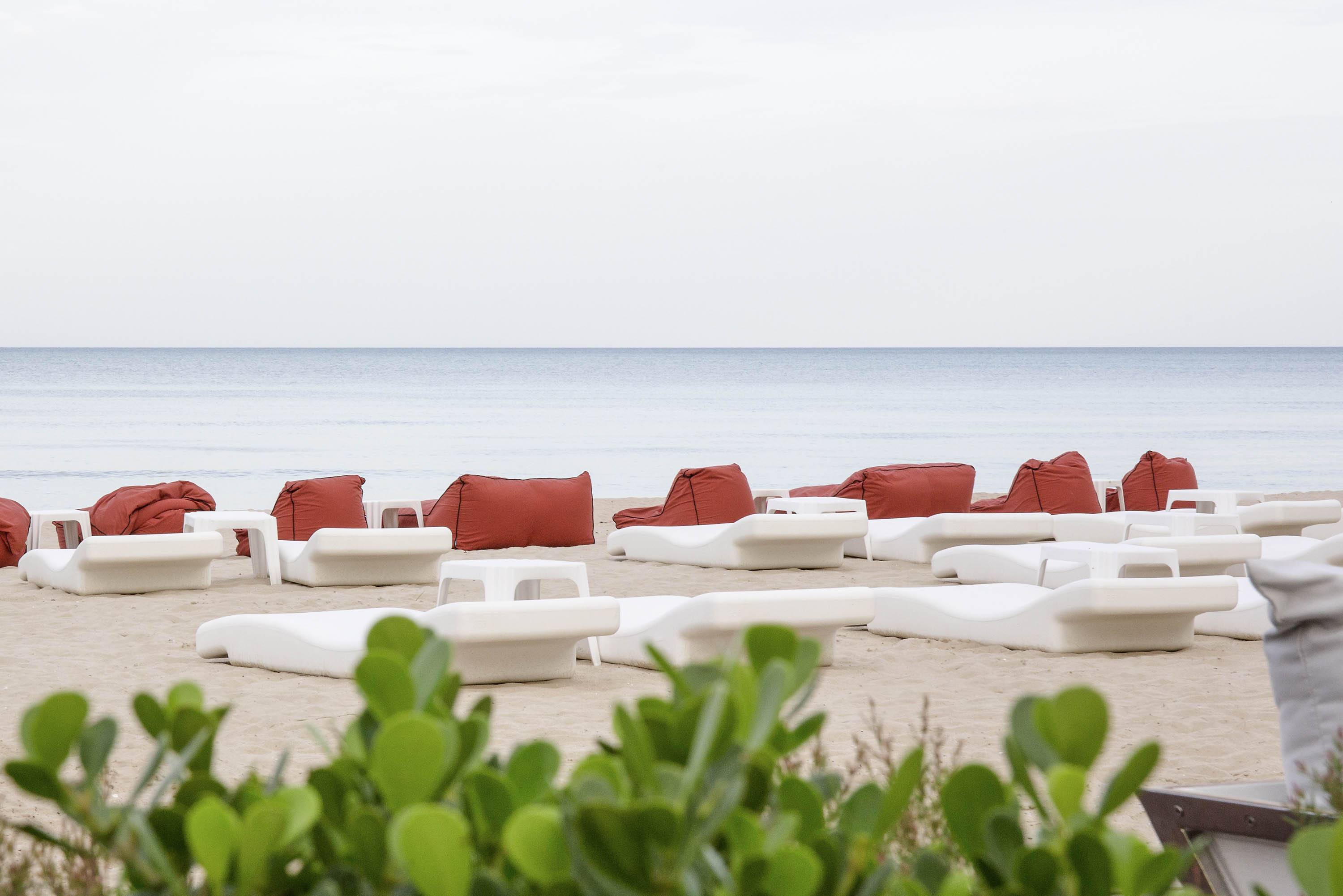 Relaxen aan het strand in Cha Am, Thailand