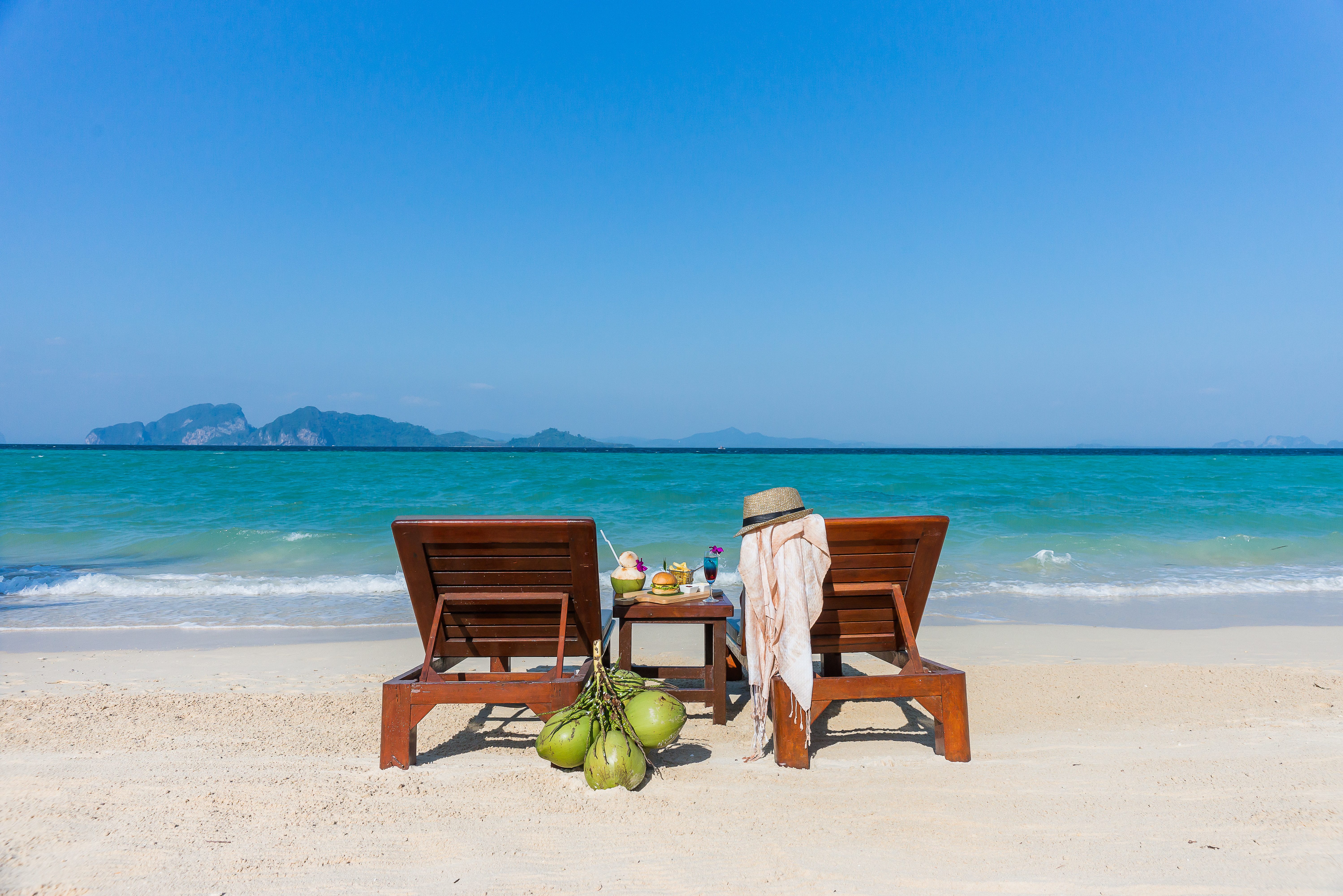 Rust op het strand van Koh Kradan, Thailand